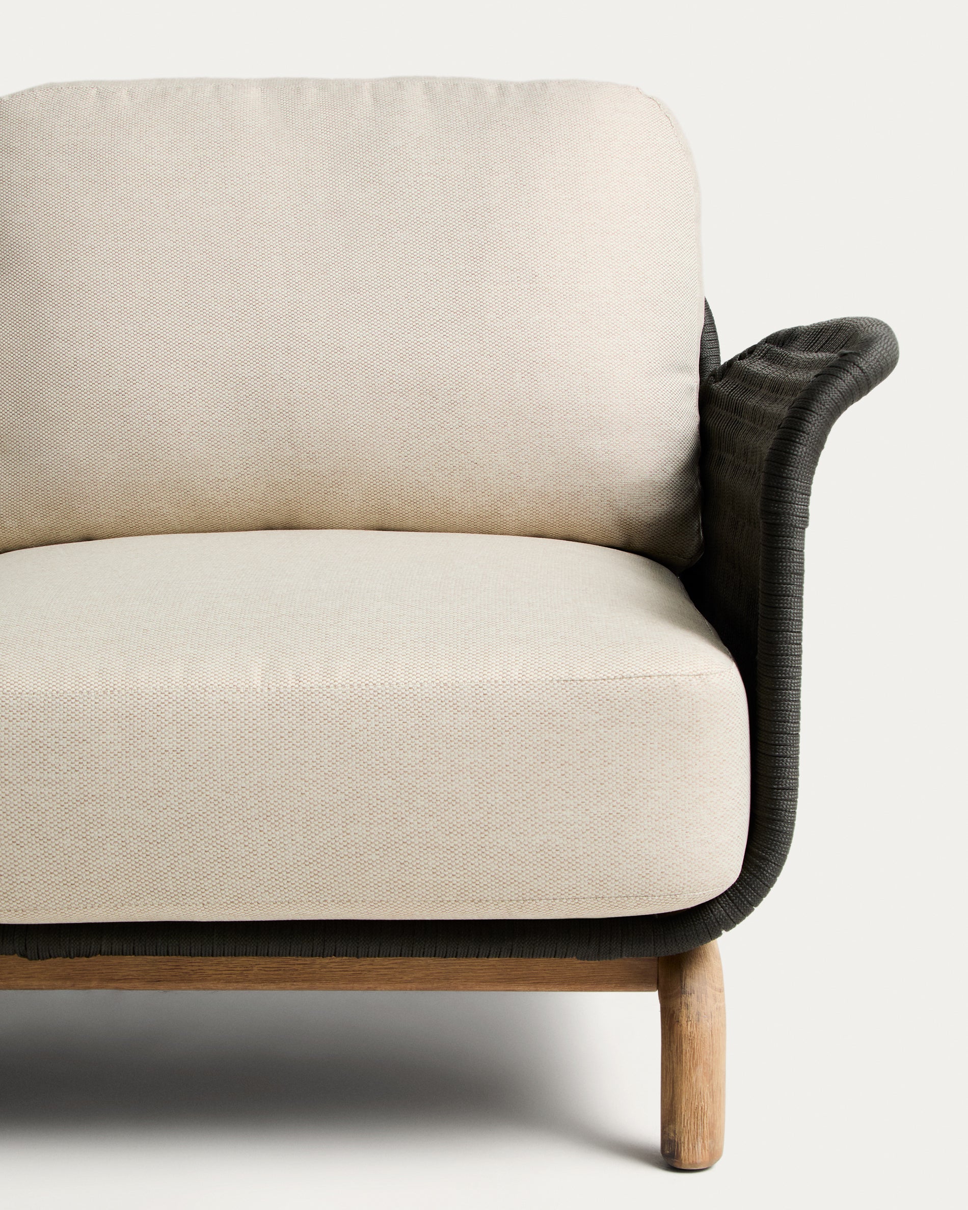 Elegantes 2-Sitzer-Sofa Alipa aus robustem Akazienholz und modernem dunkelgrauem Seil, ideal für gemütliche Wohnräume.
