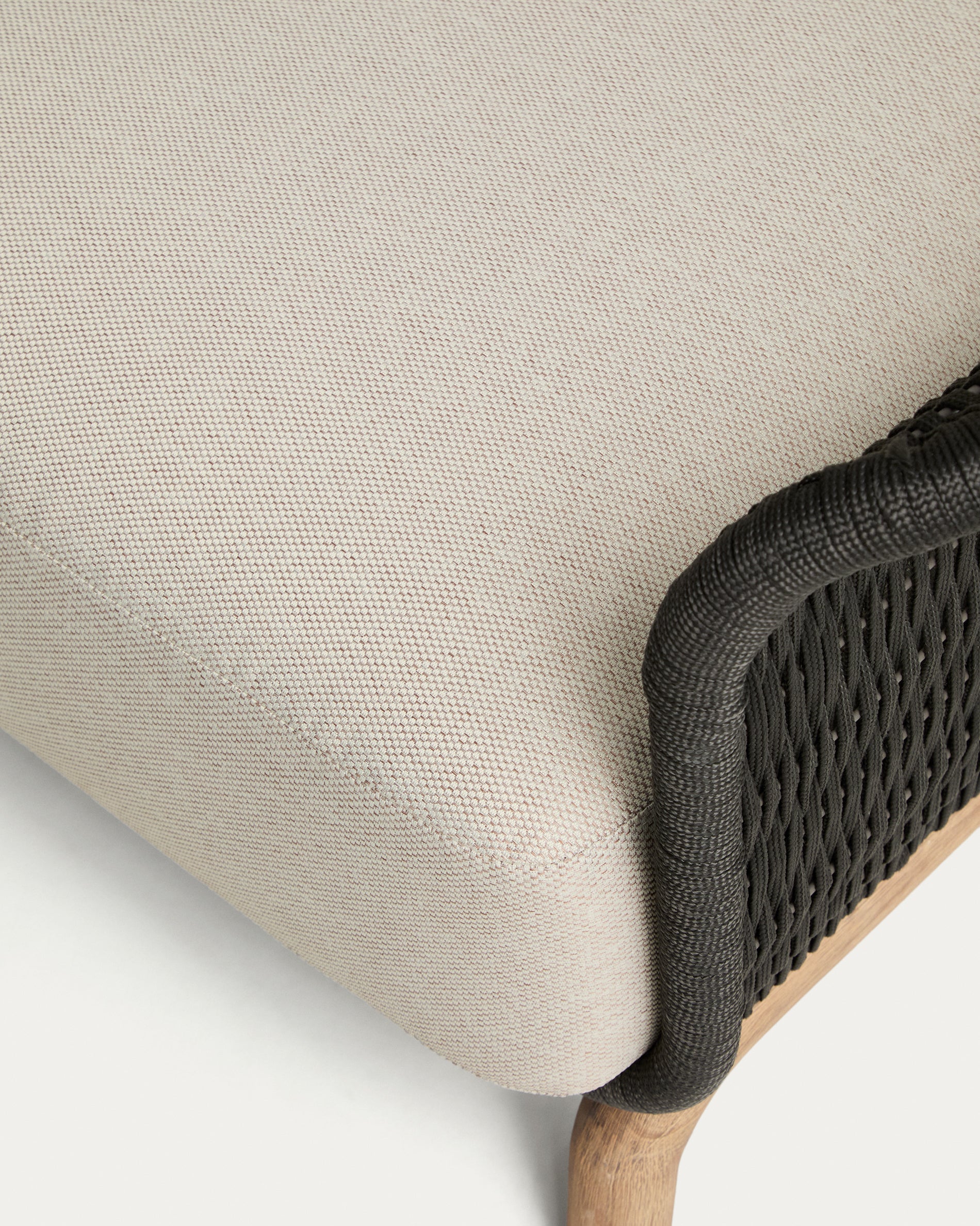 Stylisches 2-Sitzer-Sofa Alipa, gefertigt aus solidem Akazienholz und edlem dunkelgrauem Seil, perfekt für entspannte Lounge-Bereiche.