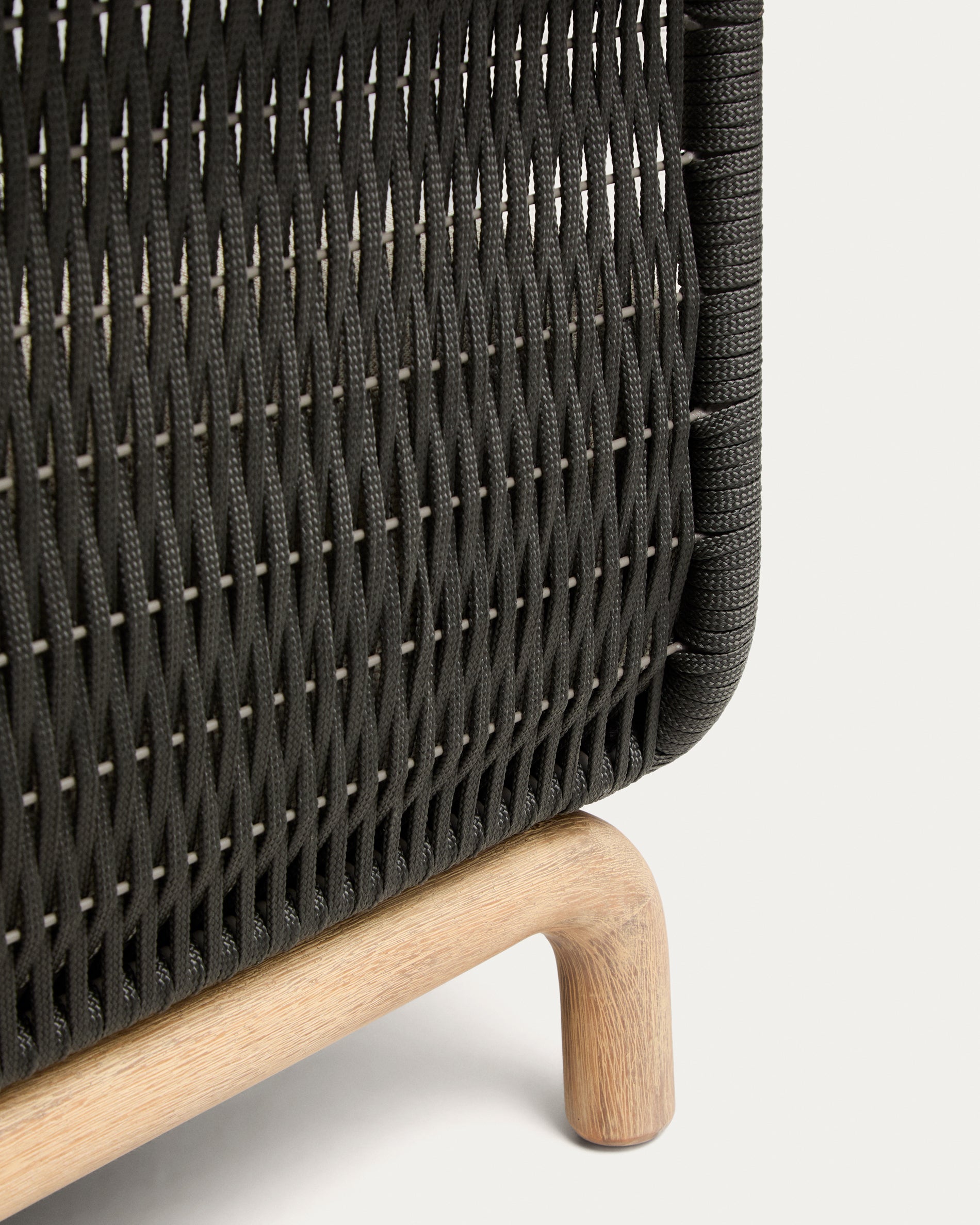 Elegantes 2-Sitzer-Sofa Alipa aus robustem Akazienholz und modernem dunkelgrauem Seil, ideal für stilvolle Wohnräume.