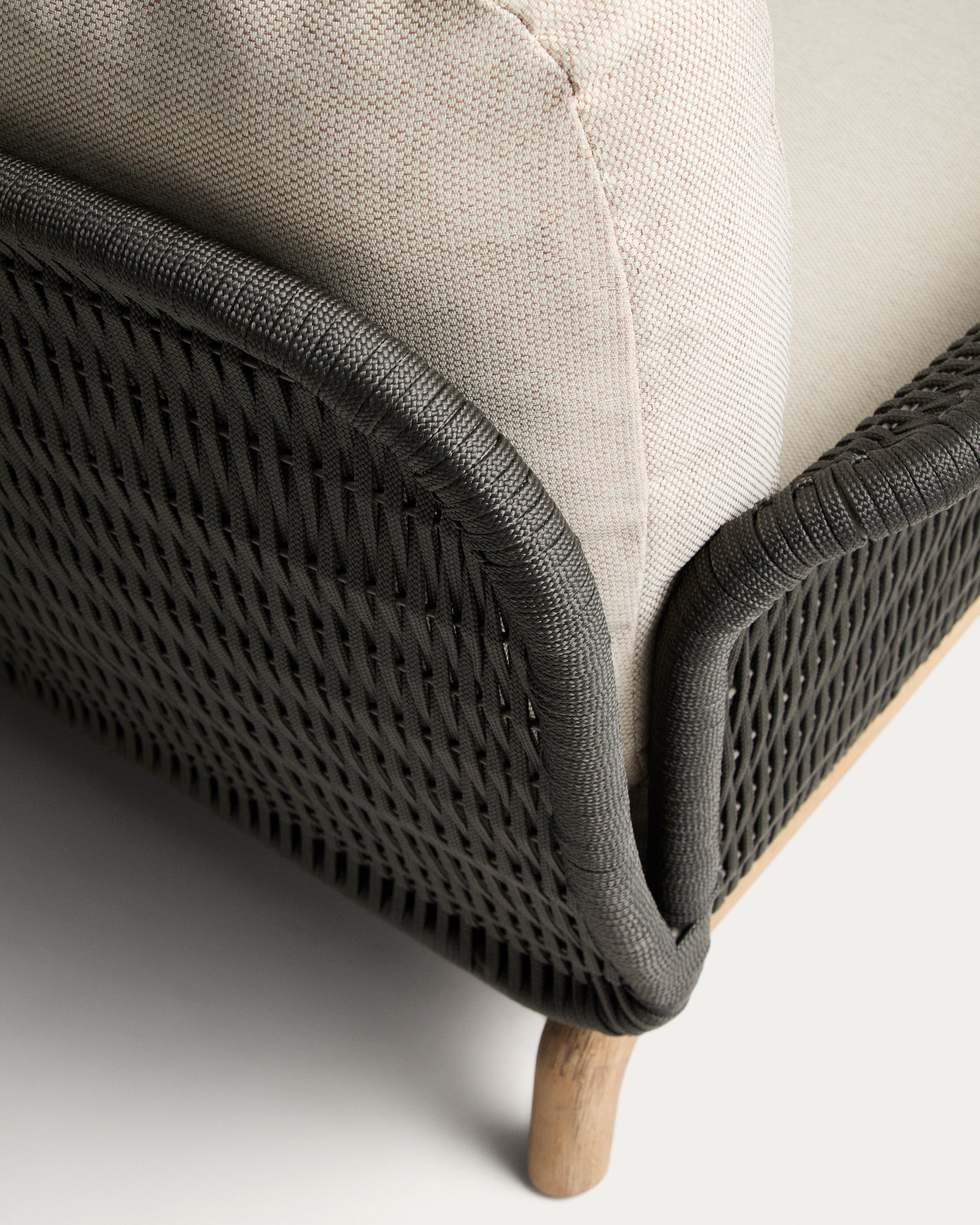 Modernes 2-Sitzer-Sofa Alipa, gefertigt aus solidem Akazienholz und edlem dunkelgrauem Seil, perfekt für gemütliche Lounges.