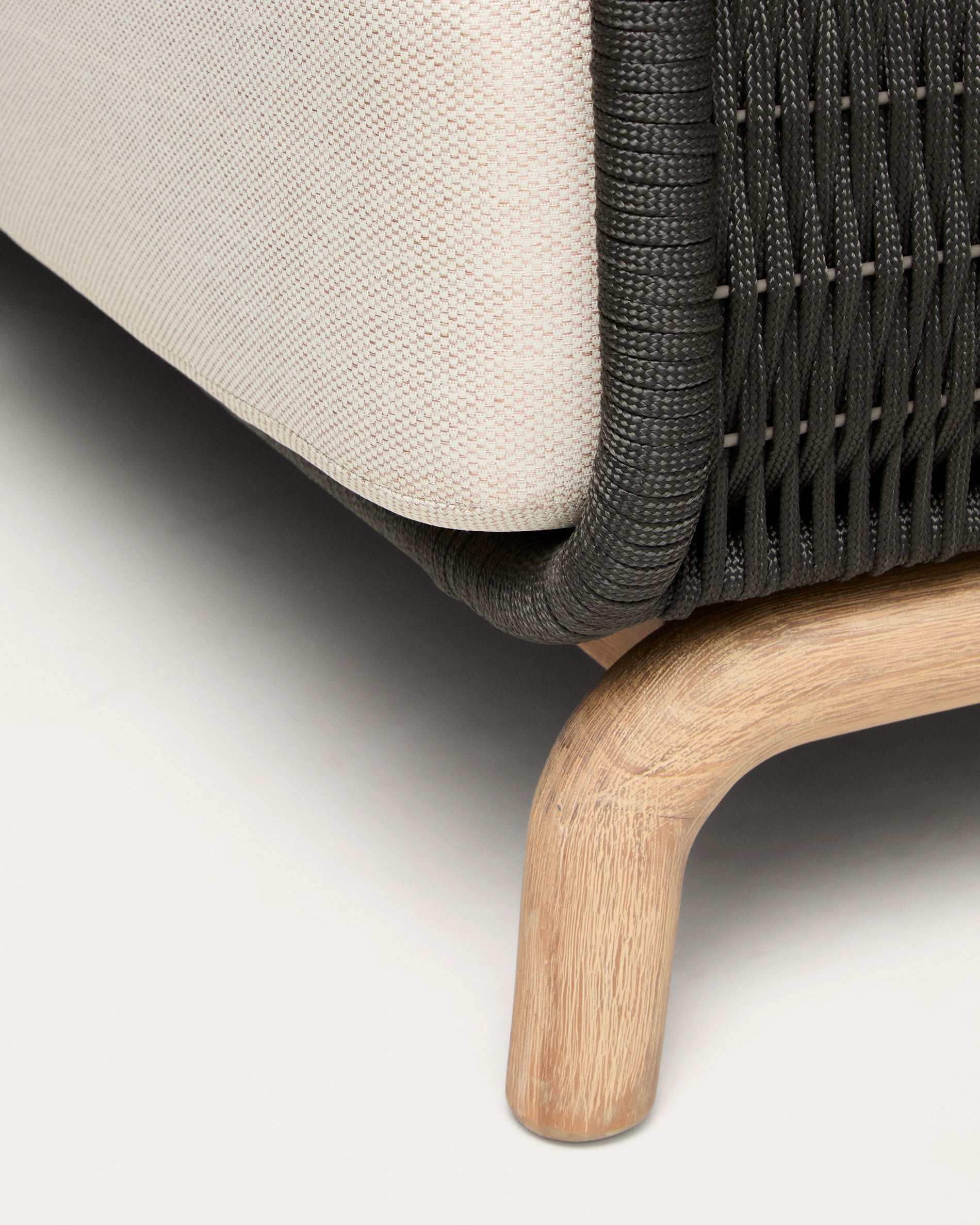 Elegantes 2-Sitzer-Sofa Alipa aus robustem Akazienholz und stilvollem dunkelgrauem Seil, ideal für entspannte Lounge-Bereiche.