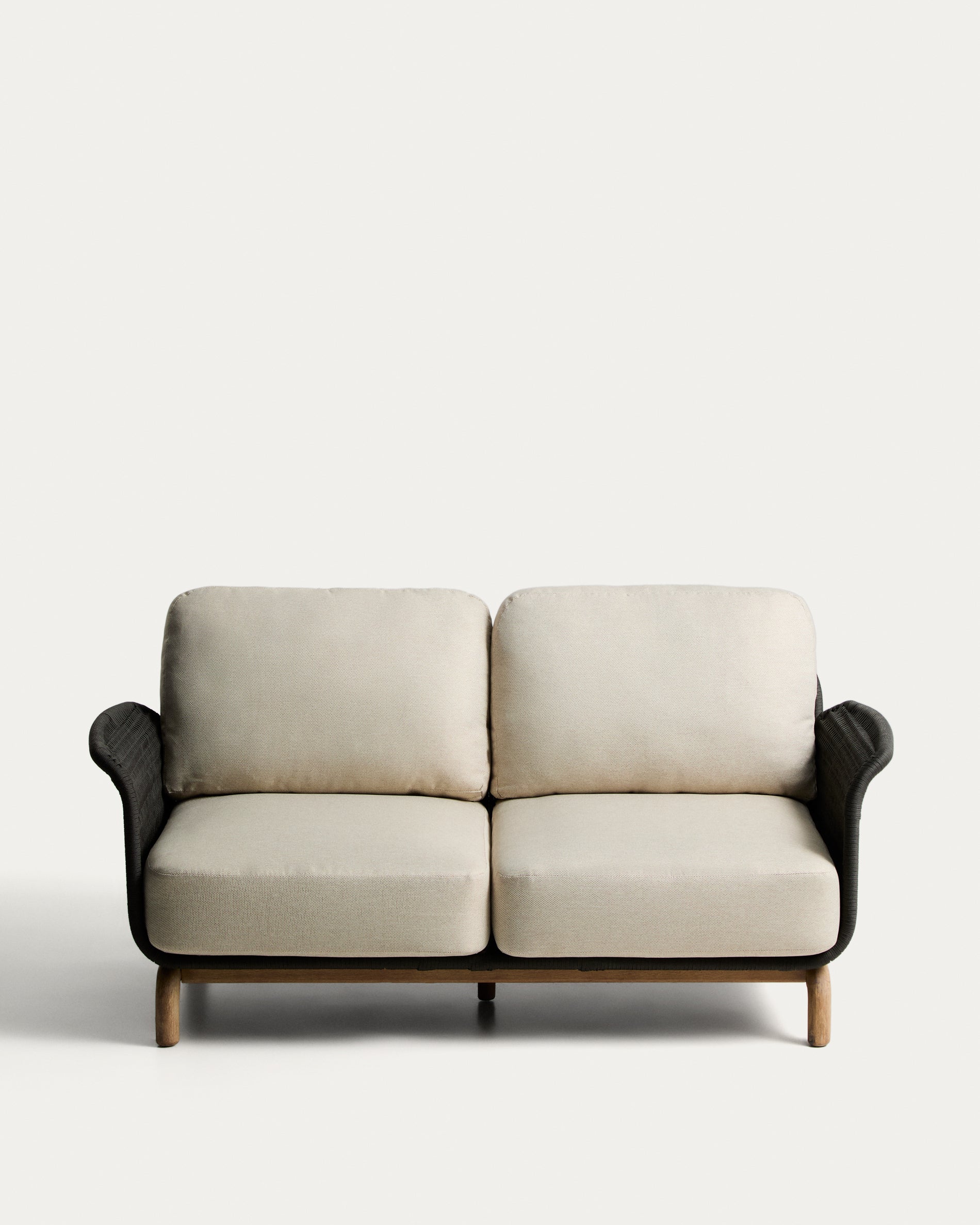 Elegantes 2-Sitzer-Sofa Alipa aus robustem Akazienholz und hochwertigem dunkelgrauem Seil, ideal für gemütliche Lounges.