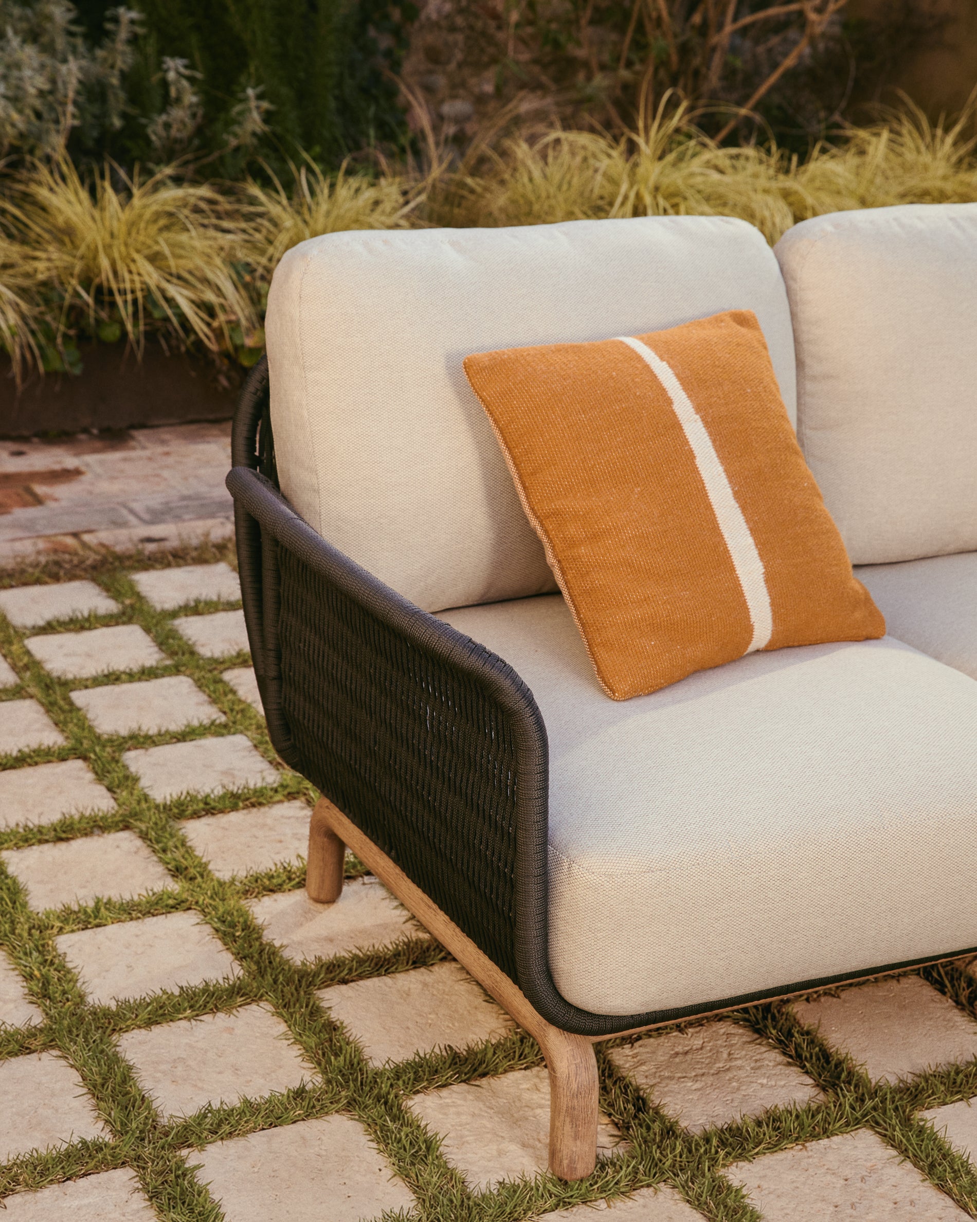 Modernes 2-Sitzer-Sofa Alipa, gefertigt aus solidem Akazienholz und edlem dunkelgrauem Seil, perfekt für stilvolle Wohnräume.
