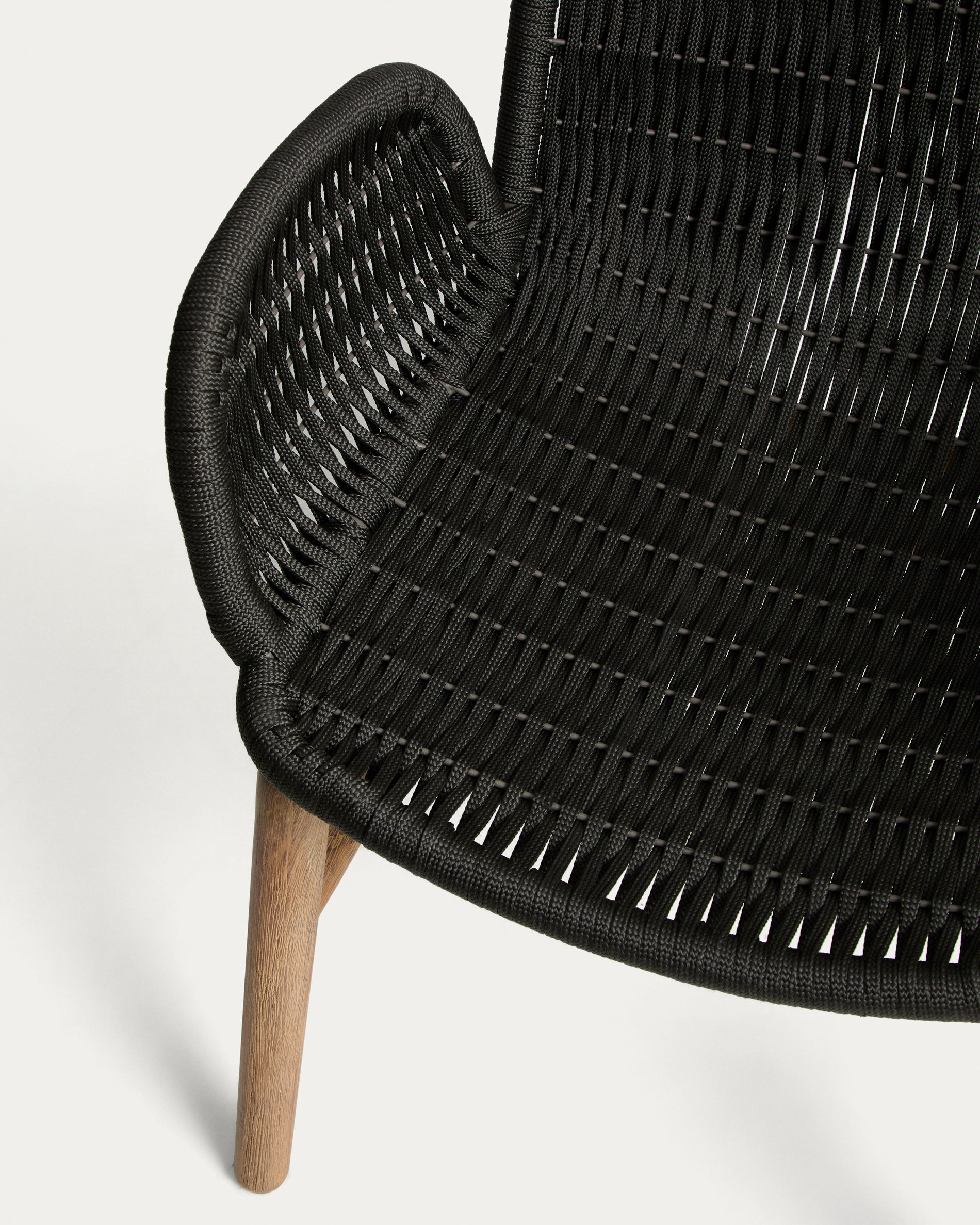 Eleganter Armlehnstuhl Alipa aus robustem Akazienholz und stilvollem dunkelgrauem Seil, ideal für Garten und Terrasse.