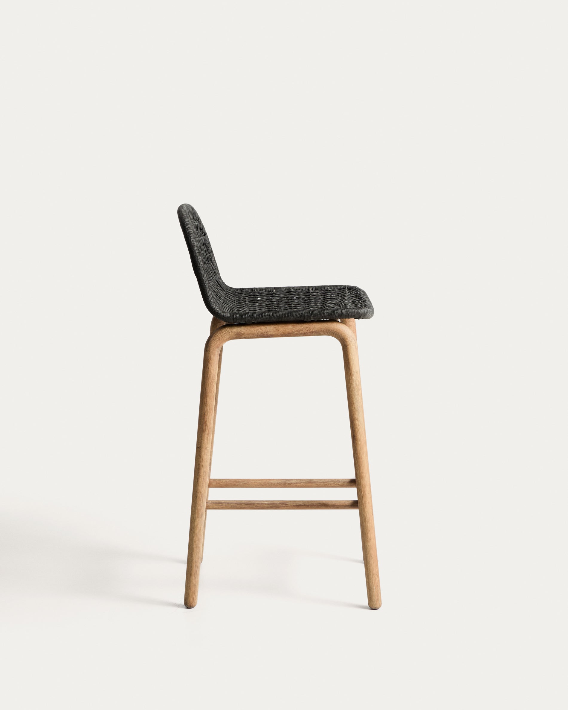 Hocker Alipa aus robustem Akazienholz und elegantem dunkelgrauem Seil, ideal für den Outdoor-Bereich und stilvolle Entspannung.