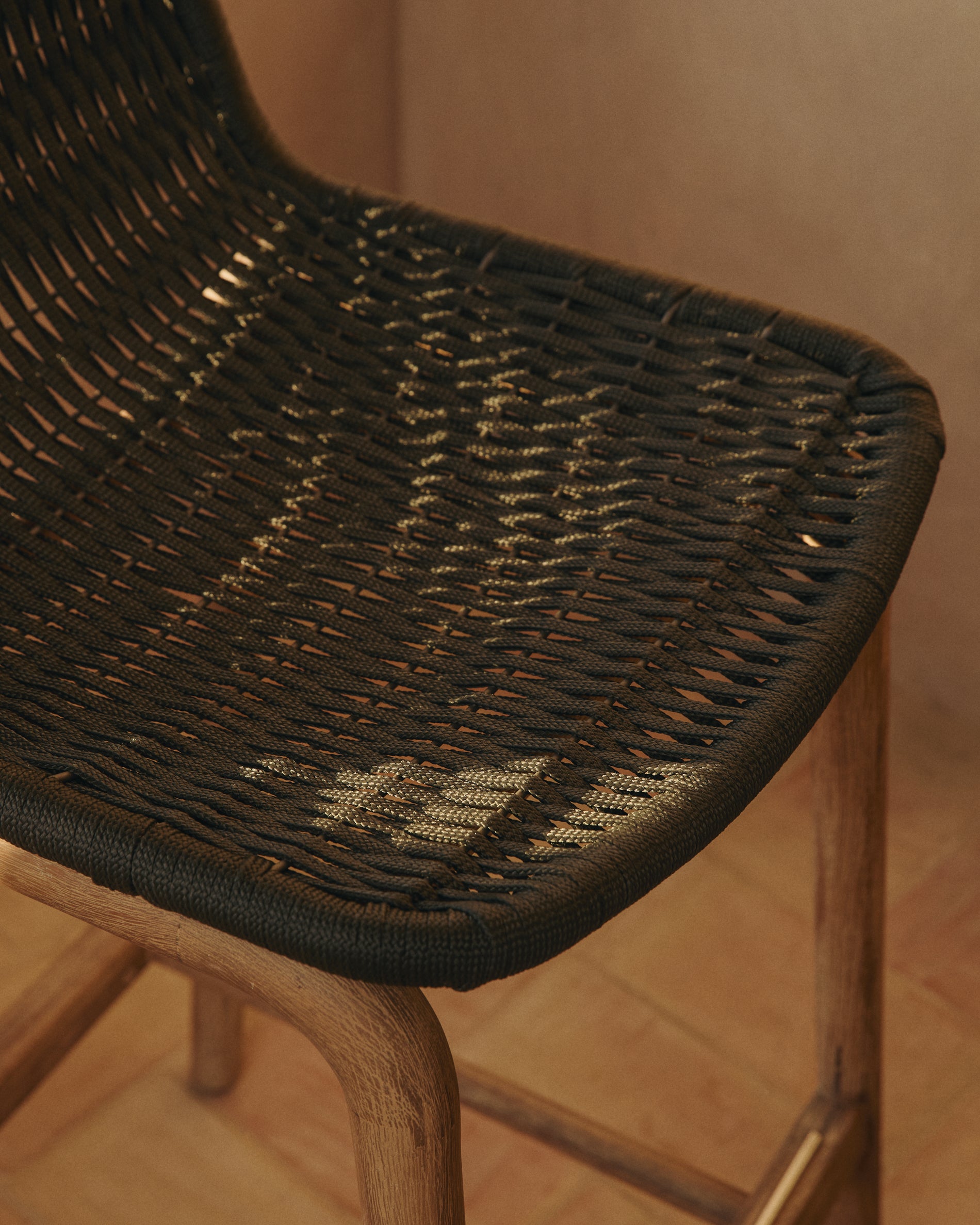 Hocker Alipa aus massivem Akazienholz und dunkelgrauem Seil, 75 cm hoch, perfekt für stilvolle Outdoor-Bereiche und nachhaltige Einrichtung.