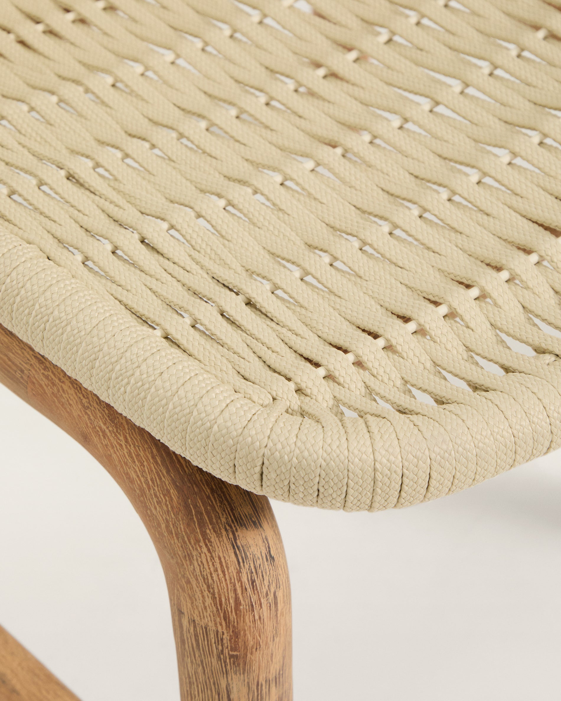 Stuhl Alipa aus massivem Akazienholz mit ecrufarbenem Seil, FSC-zertifiziert, perfekt für stilvolle Gartenmöbel und gemütliche Outdoor-Aktivitäten.