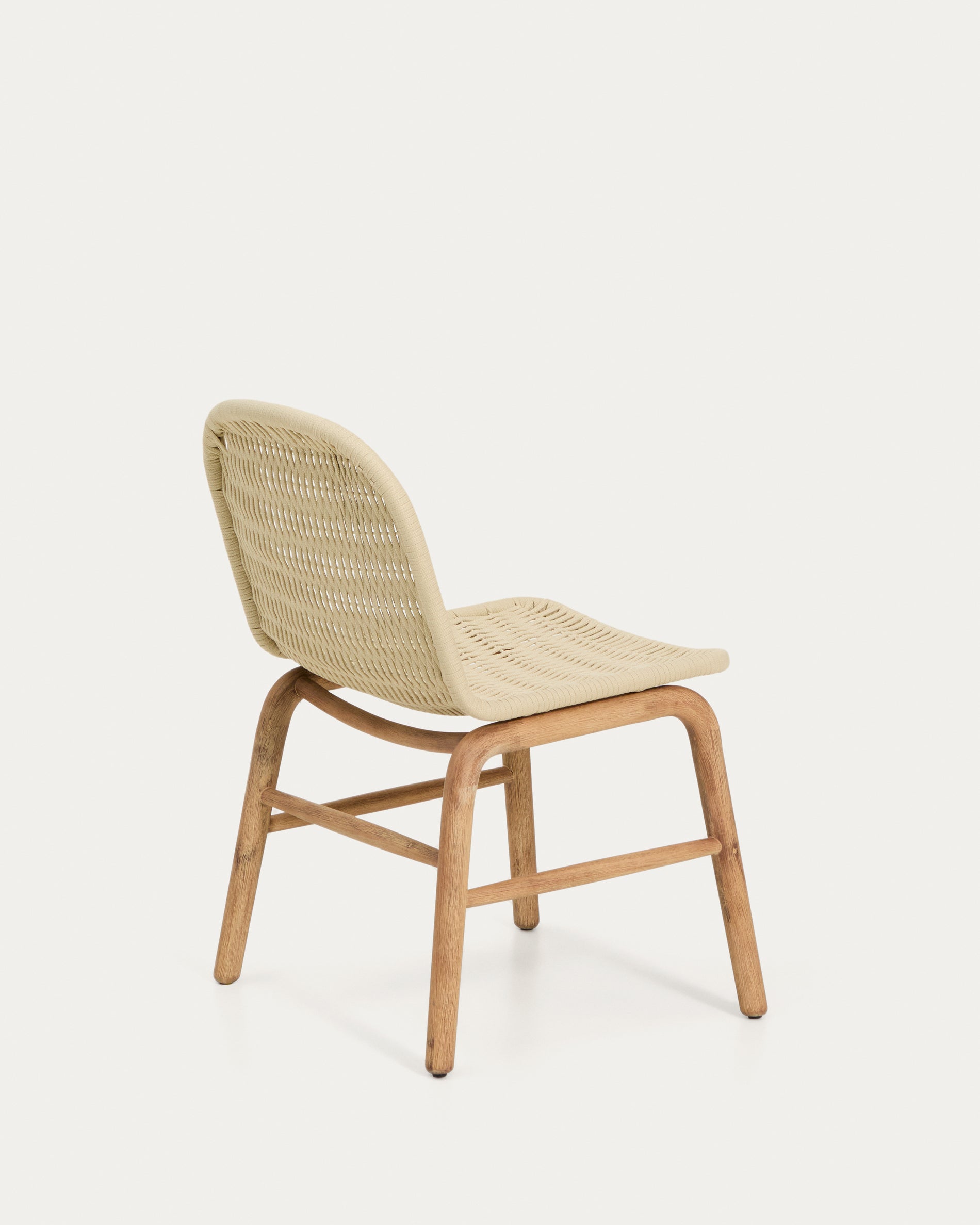 Stuhl Alipa aus massivem Akazienholz mit ecrufarbenem Seil, FSC-zertifiziert, perfekt für stilvolle Gartenmöbel und gemütliche Outdoor-Aktivitäten.