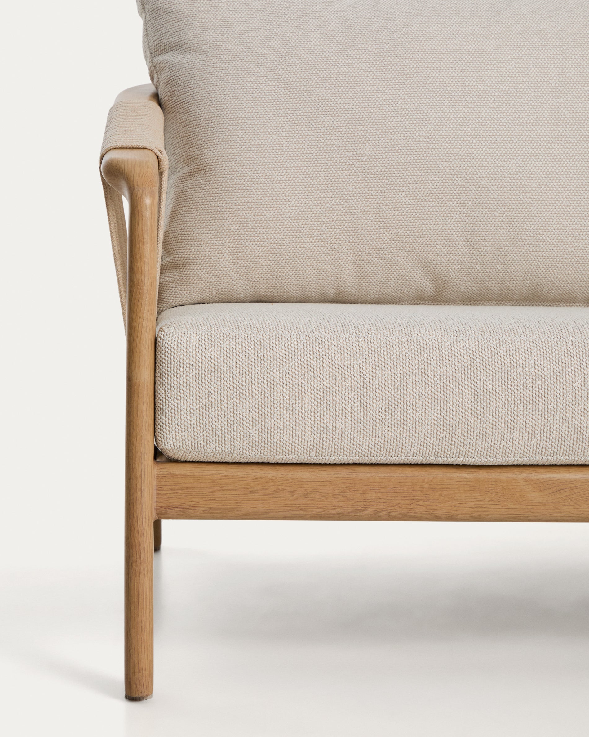 Elegantes Outdoor-Möbelset Sirte mit einem stilvollen 3-Sitzer-Sofa, zwei bequemen Sesseln und einem Tisch, alles in ansprechender Holzoptik.