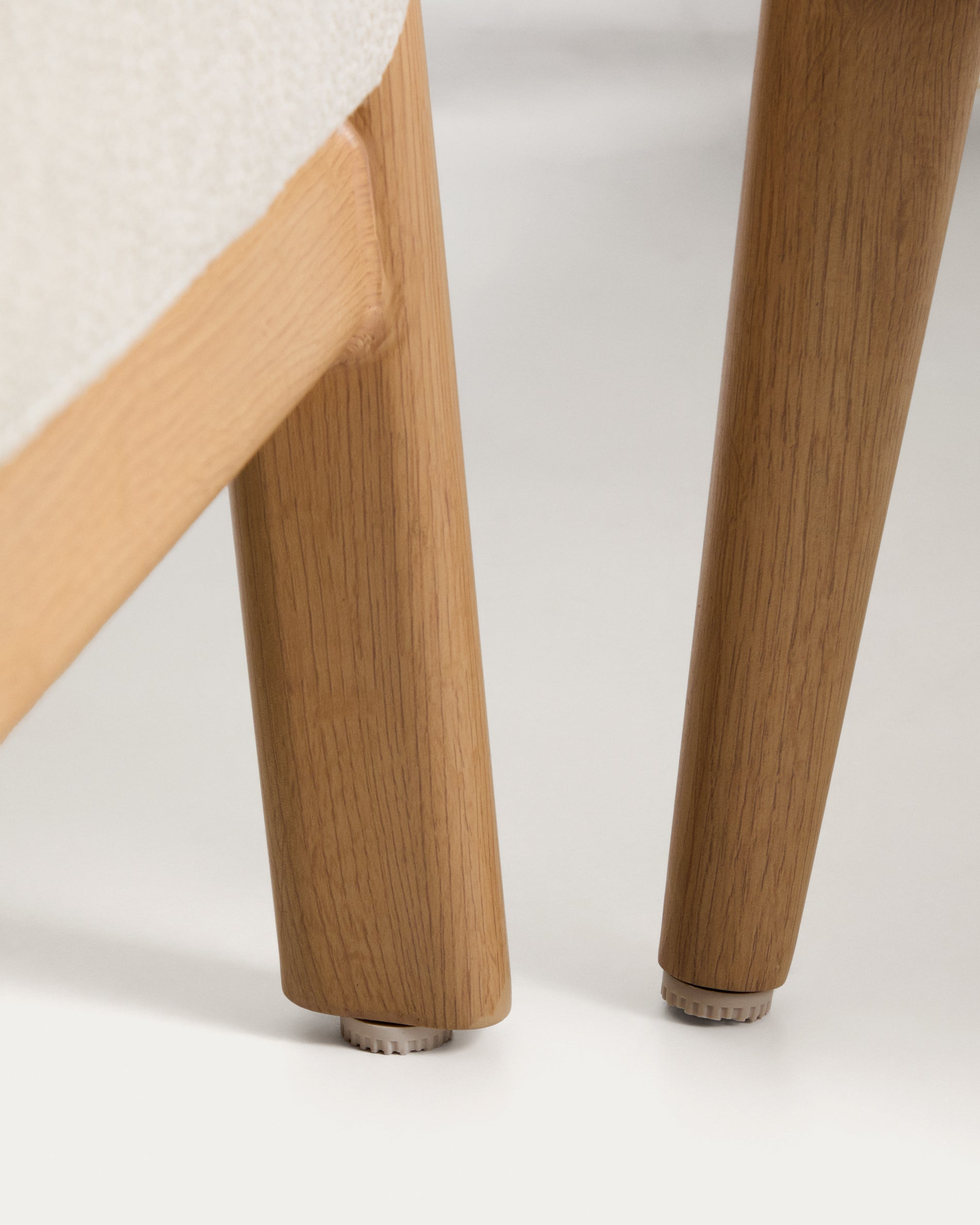 Elegantes Outdoor-Möbelset Sirte mit einem stilvollen 3-Sitzer-Sofa, zwei bequemen Sesseln und einem Tisch, alles in ansprechender Holzoptik.