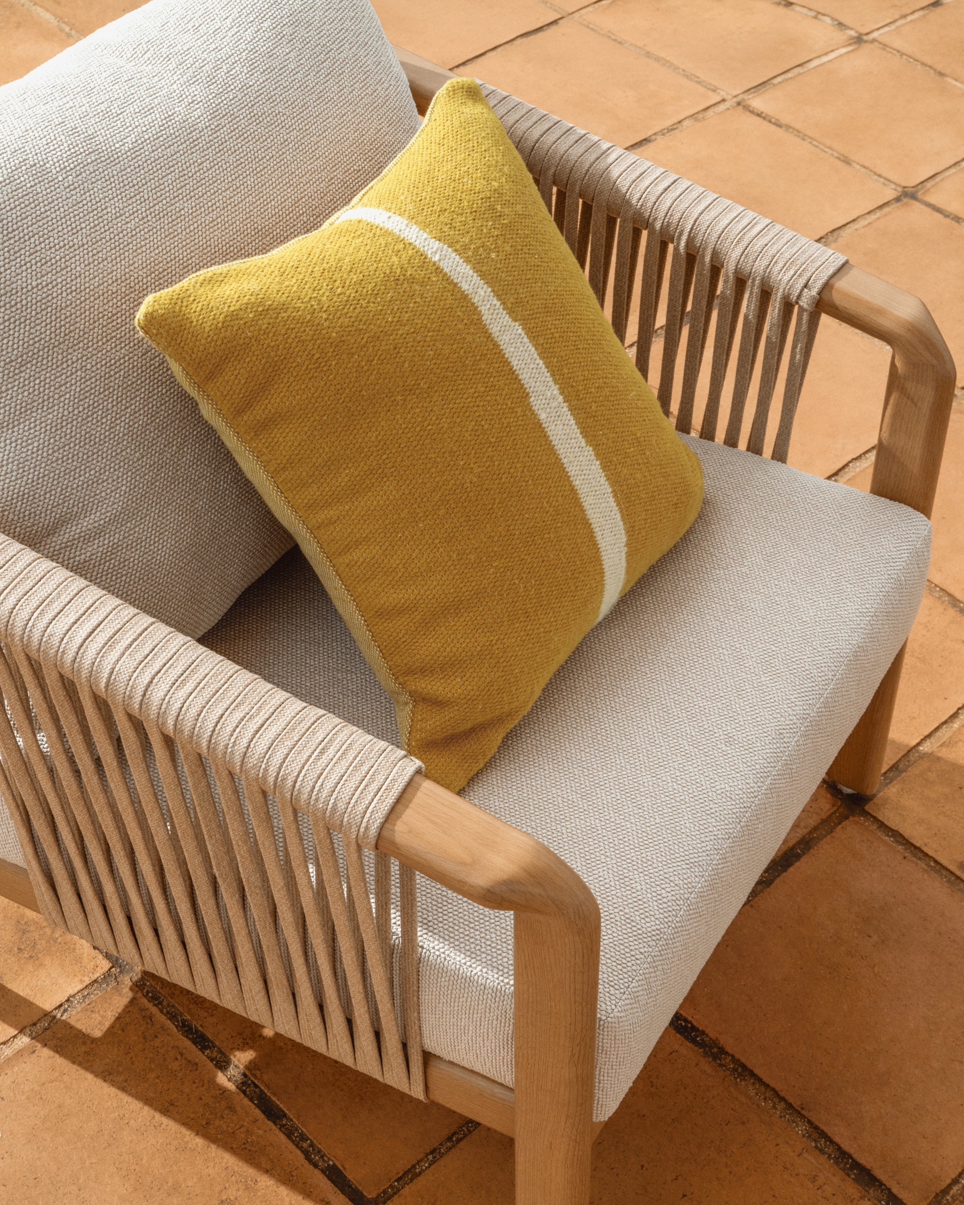 Modernes Loungeset Sirte für den Außenbereich, bestehend aus einem 3-Sitzer-Sofa, zwei Sesseln und einem Tisch in Holzoptik mit écrufarbenen Kissen.