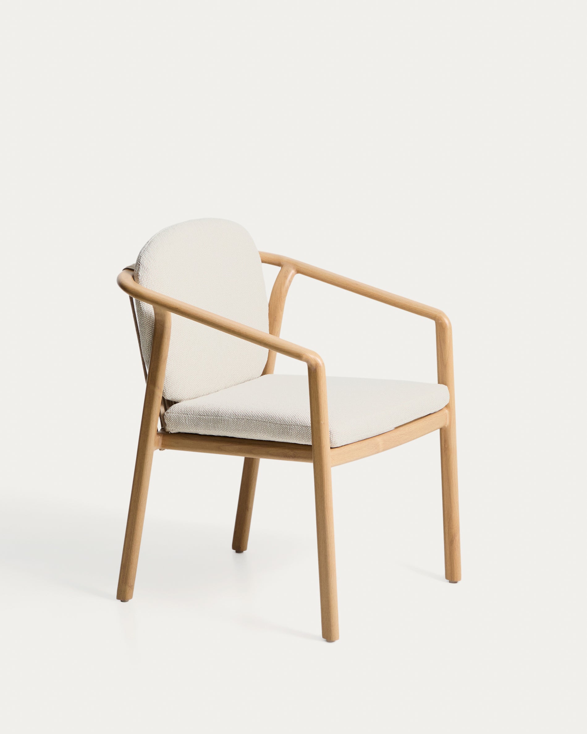 Outdoor-Stuhl Sirte aus Aluminium mit Finish in Holzoptik und écrufarbenem Seil in Ecru präsentiert im Onlineshop von KAQTU Design AG. Gartenstuhl ist von Kave Home