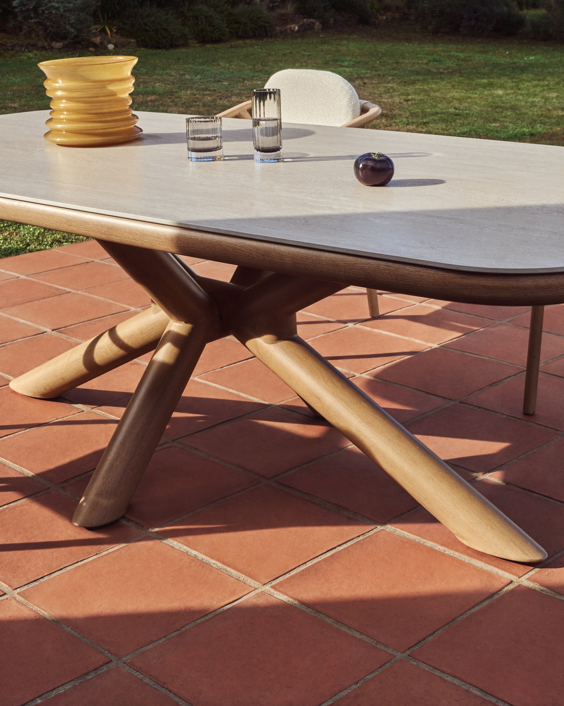 Moderner Gartentisch Mirtia in Holzdesign, aus robustem Aluminium und gesintertem Stein, perfekt für stilvolle Outdoor-Bereiche, 240 x 110 cm.