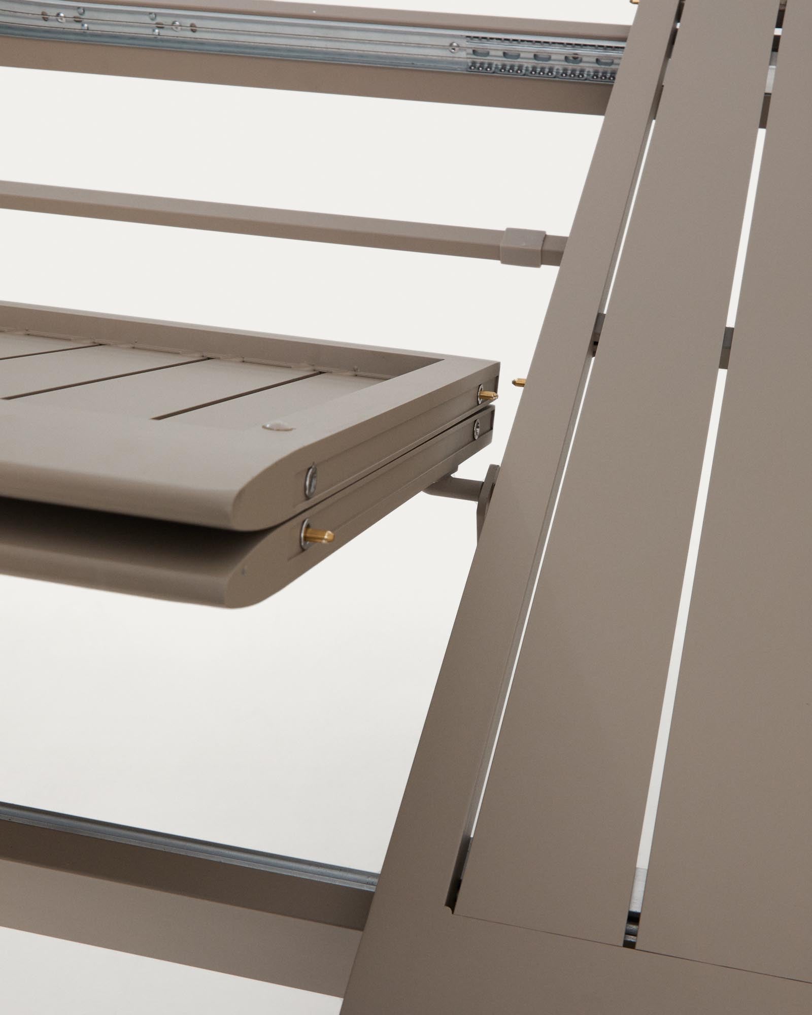 Eleganter, taupefarbener Aluminiumtisch Brela, ausziehbar von 205 auf 287 cm, ideal für Garten und Terrasse, vereint Stil und Funktionalität.