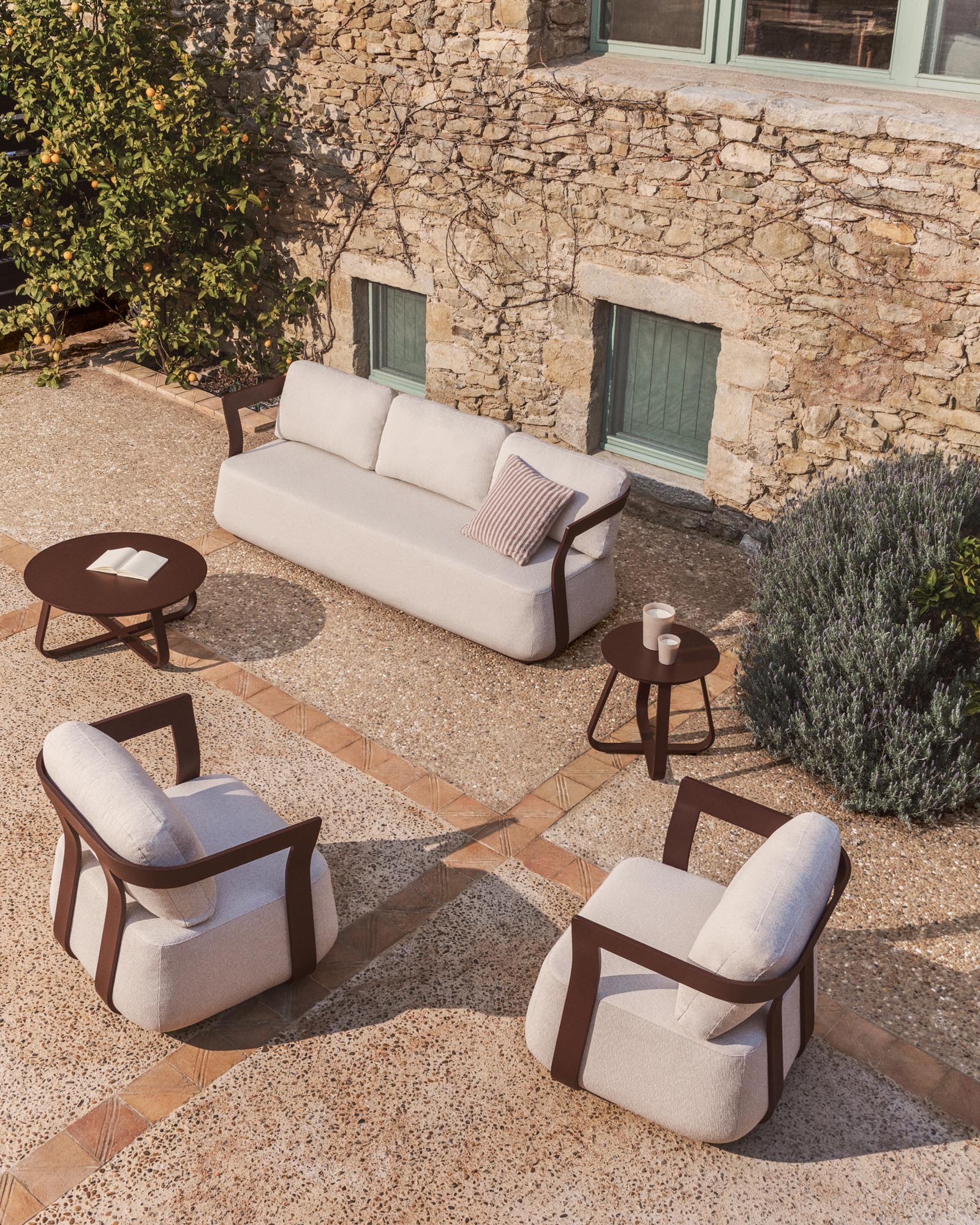 Eleganter Outdoor Beistelltisch Tamaris aus robustem braunem Aluminium, Ø 48 cm, ideal für gemütliche Momente im Freien.