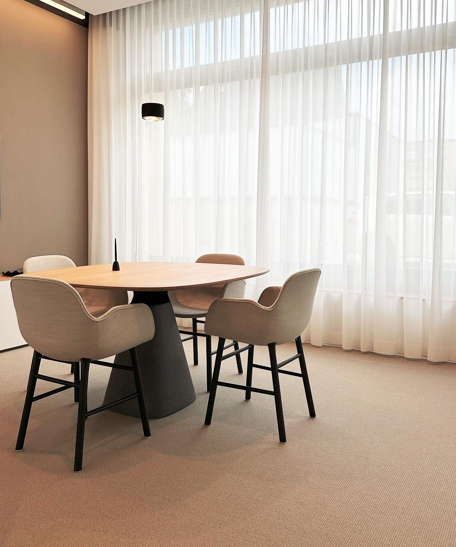Form Stühle von Normann Copenhagen und Bridge Tisch von Mobimex in einem Büroprojekt einer Bank.