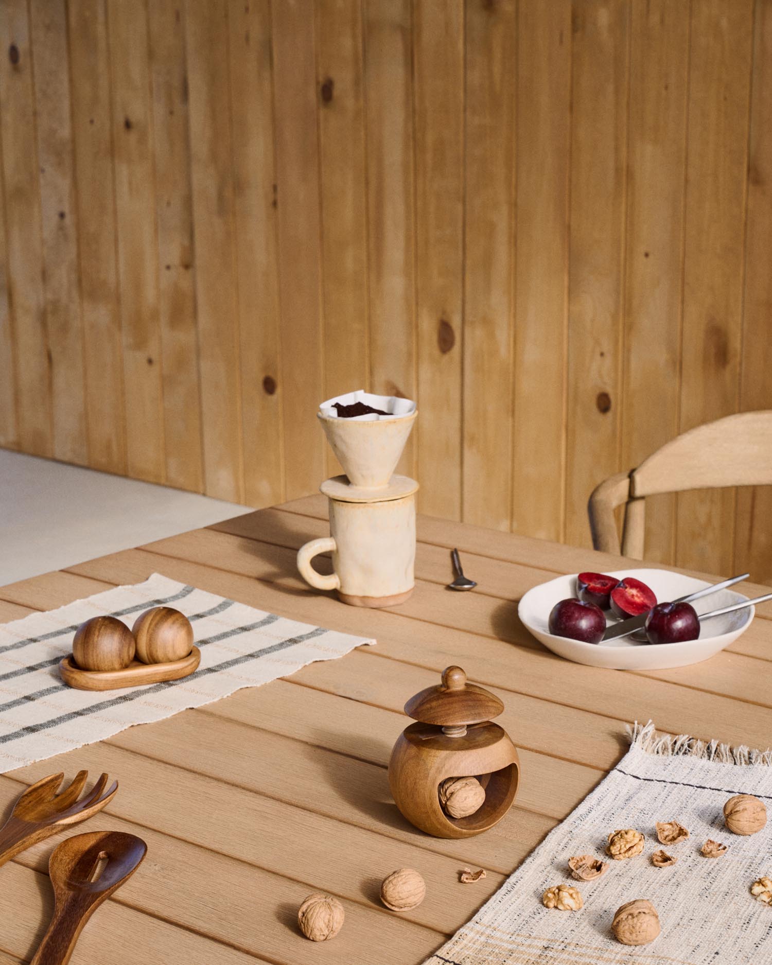Erleben Sie das Set Zunel von Kave Home: Eine stilvolle Tasse mit passendem Kaffeefilter aus hochwertiger Keramik in zeitlosem Beige.