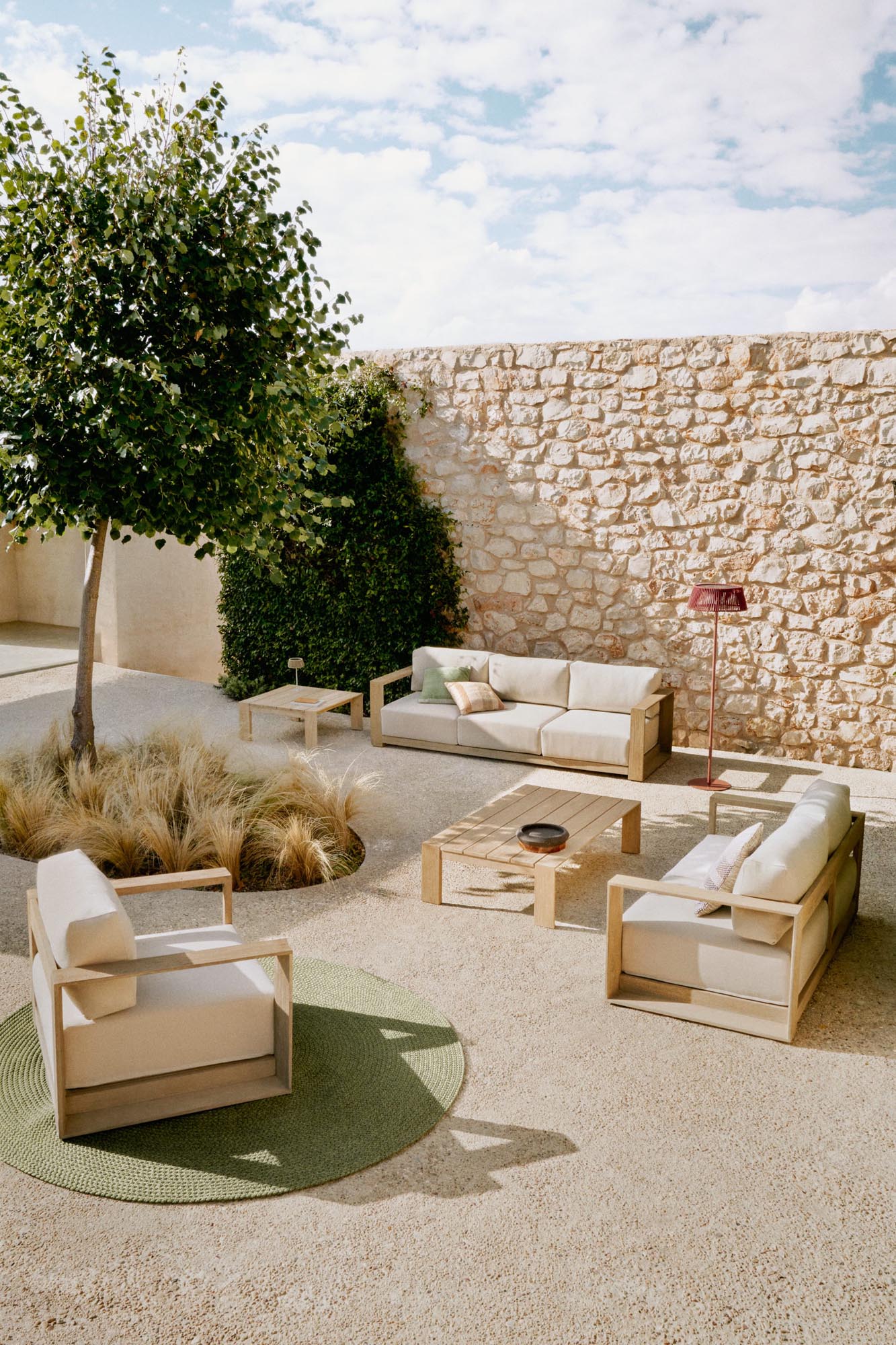 Modernes 2-Sitzer-Sofa Ambra aus robustem Akazienholz, 174 cm, in hellem Design für eine einladende Lounge-Atmosphäre.