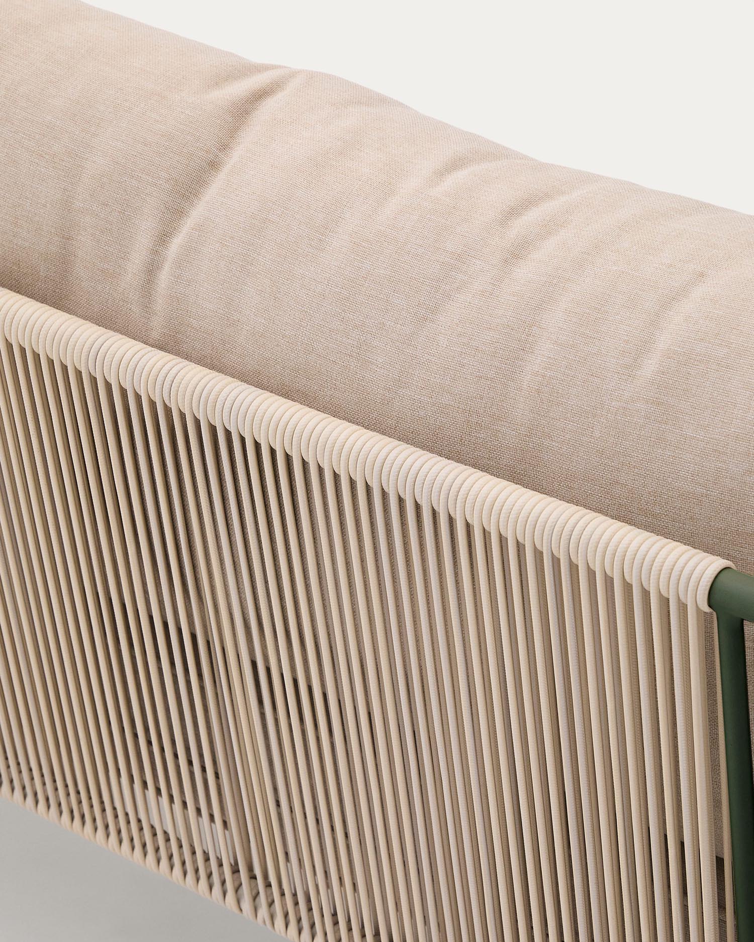Elegantes 3-Sitzer-Sofa Zivia für den Außenbereich, gefertigt aus écrufarbenem Seil und grünem Stahl, ideal für gemütliche Momente im Freien.