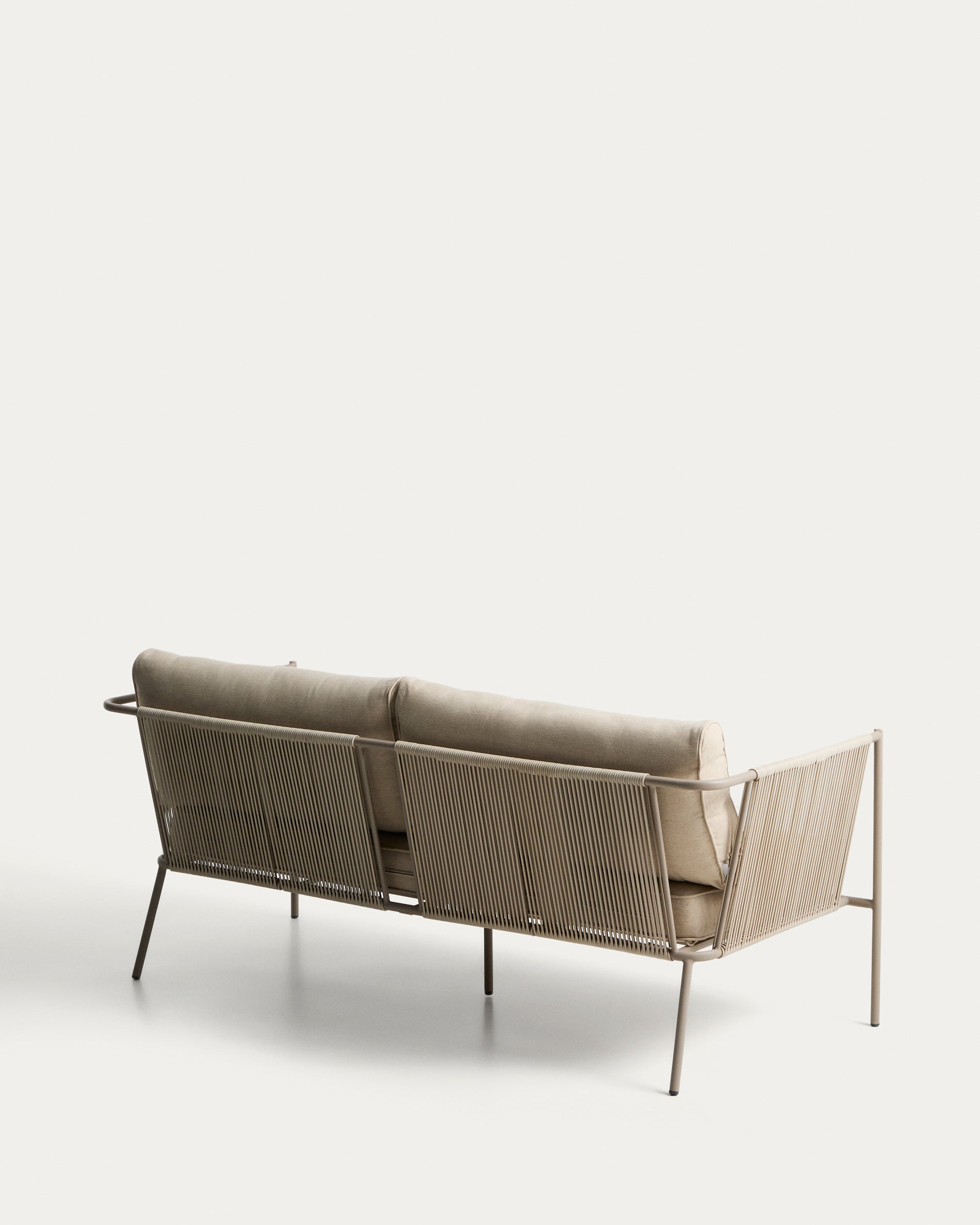 Modernes 2-Sitzer-Sofa Zivia für den Außenbereich, gefertigt aus écrufarbenem Seil und robustem taupefarbenem Stahl, perfekt für entspannte Stunden im Freien.