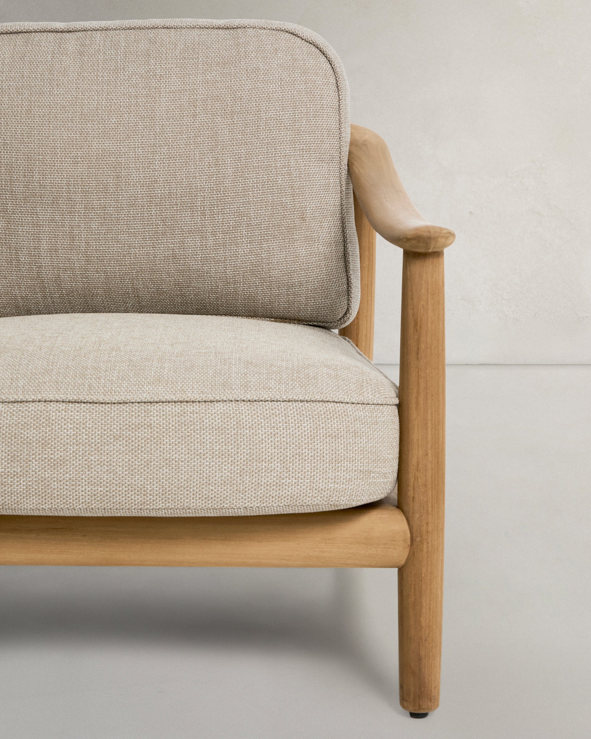 Gemütliches 2-Sitzer Sofa Elunda aus robustem Teakholz, FSC 100 %, perfekt für entspannte Stunden im Freien.
