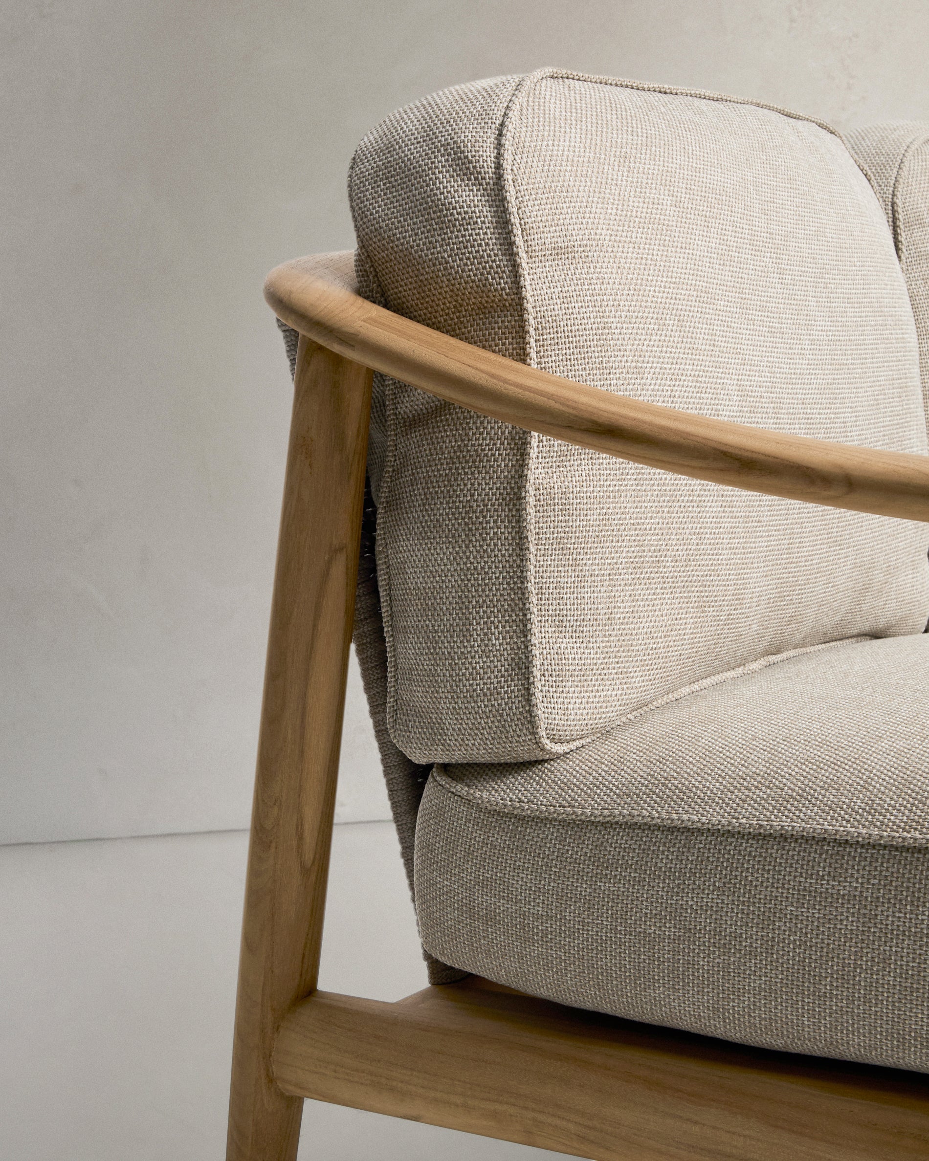 Gemütliches 2-Sitzer Sofa Elunda aus robustem Teakholz, FSC 100 %, perfekt für entspannte Stunden im Freien.