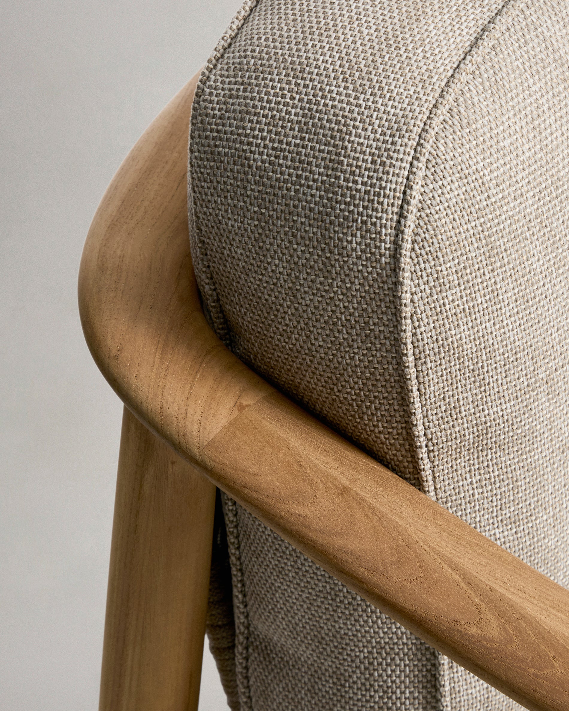 Elegantes 3-Sitzer Lounge-Sofa Elunda aus hochwertigem Teakholz, ideal für stilvolle Outdoor-Bereiche und gesellige Momente.