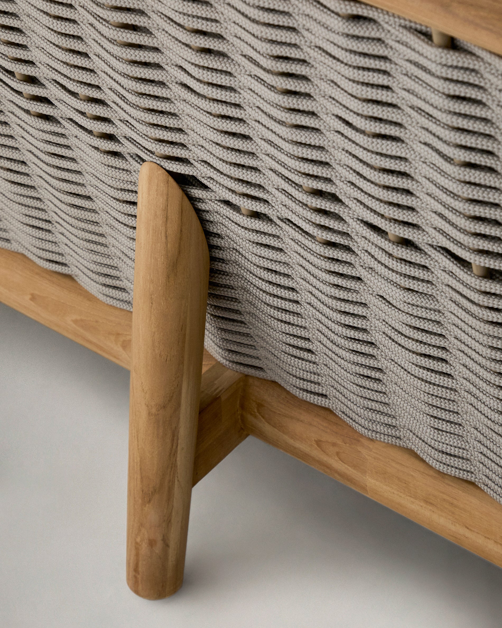 Elegantes 3-Sitzer Lounge-Sofa Elunda aus hochwertigem Teakholz, ideal für stilvolle Outdoor-Bereiche und gesellige Abende.