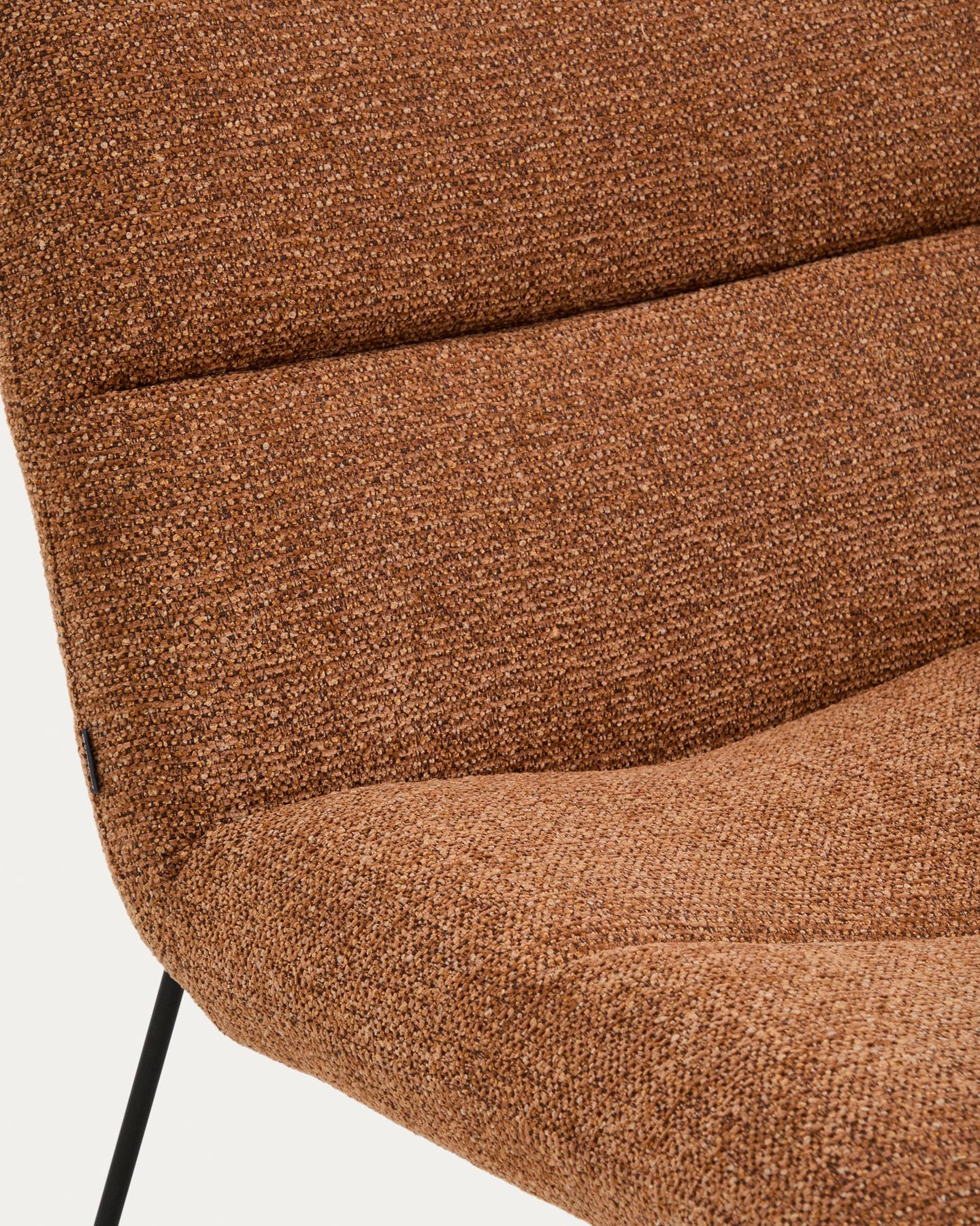 Stylischer Sessel Asen in warmem Terrakotta-Chenille, kombiniert mit robusten schwarzen Stahlbeinen, perfekt für moderne Inneneinrichtungen.
