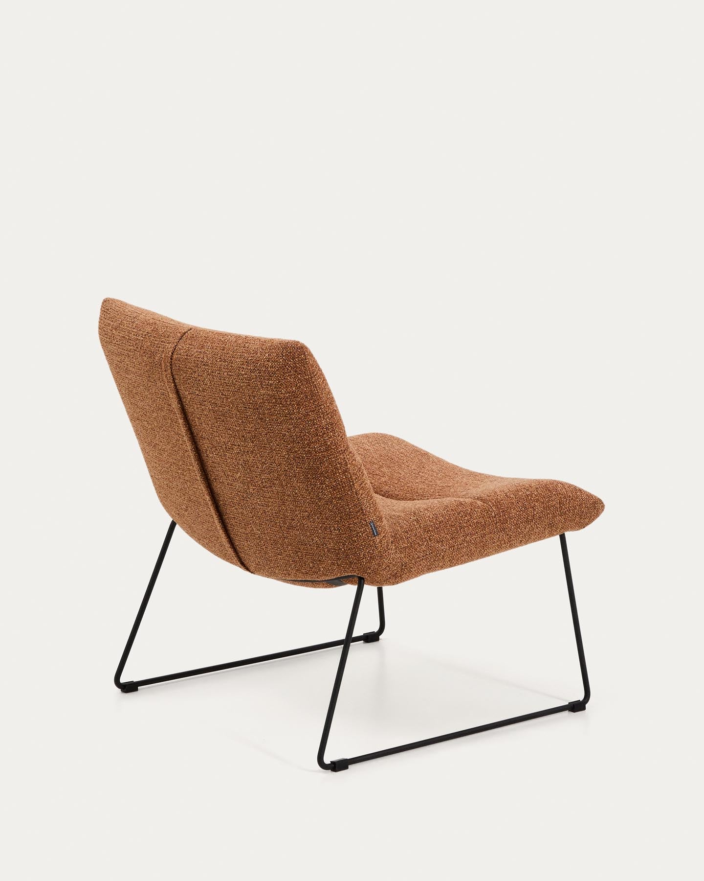 Stylischer Sessel Asen in warmem Terrakotta-Chenille, kombiniert mit robusten schwarzen Stahlbeinen, perfekt für moderne Inneneinrichtungen.