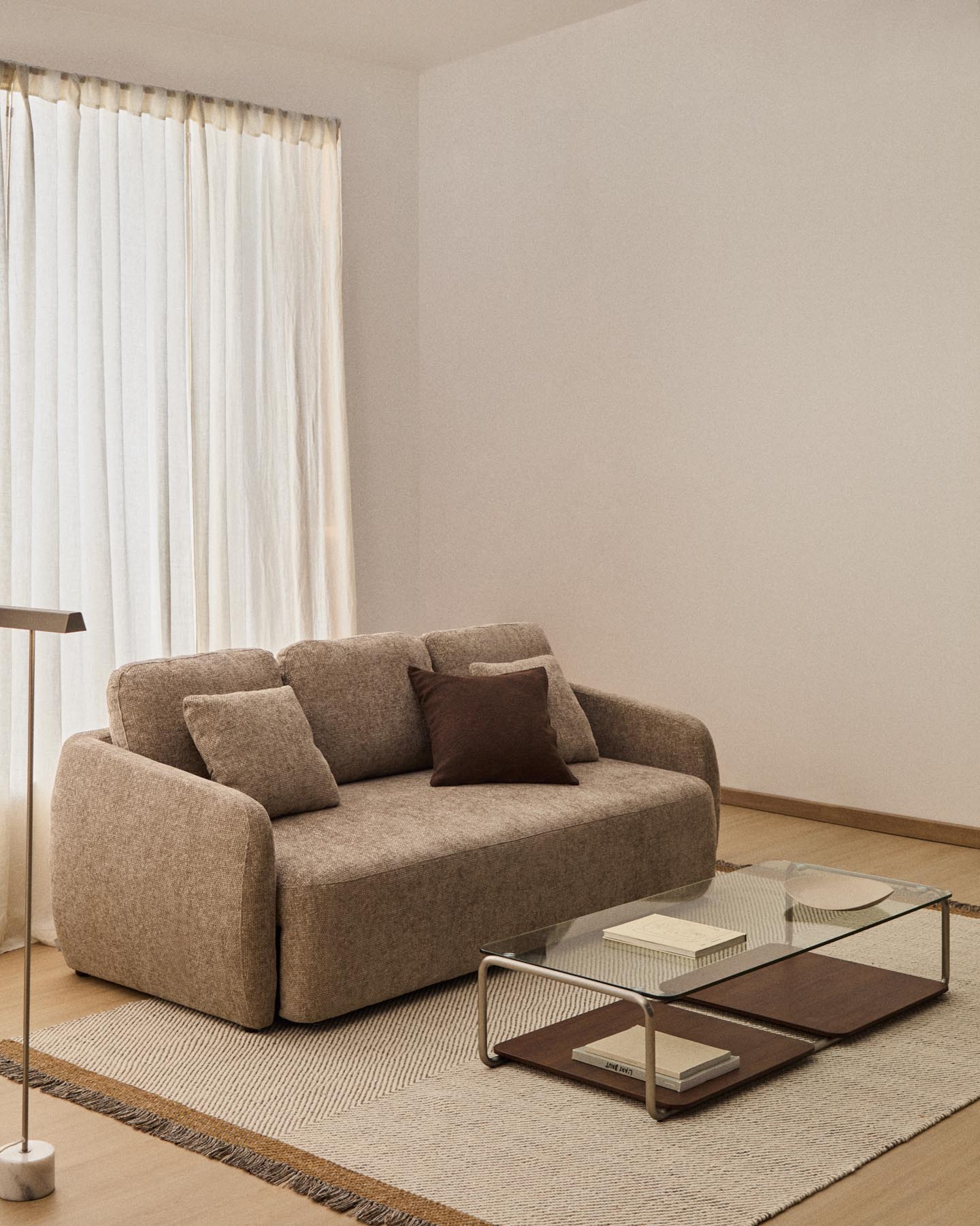 Modernes 3-Sitzer-Bettsofa Laira in sanftem Taupe, aus strapazierfähiger Chenille, perfekt für entspannte Abende und Gästeübernachtungen.