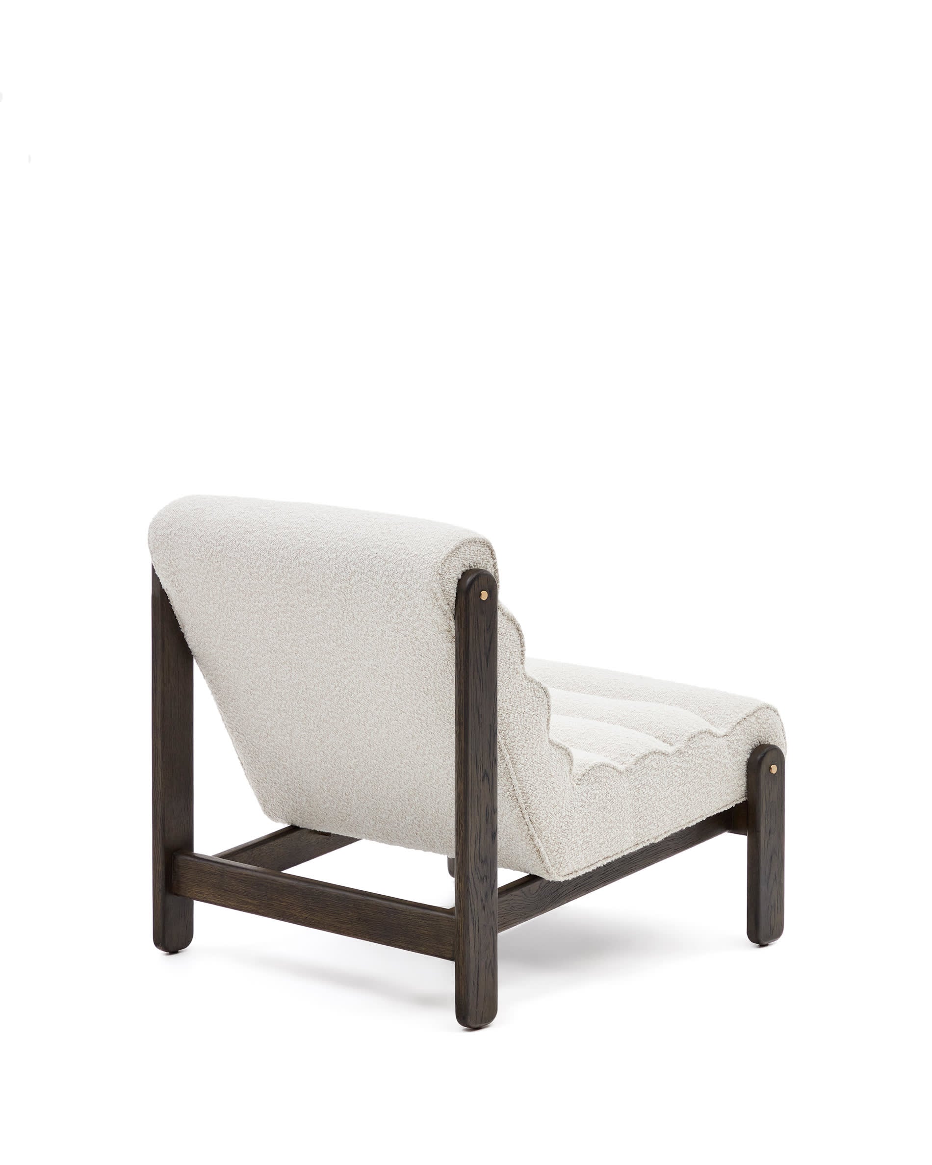 Sessel Magira: Elegantes Design mit weissem Bouclé und dunklem Eichenholz, ideal für stilvolle und gemütliche Wohnräume.