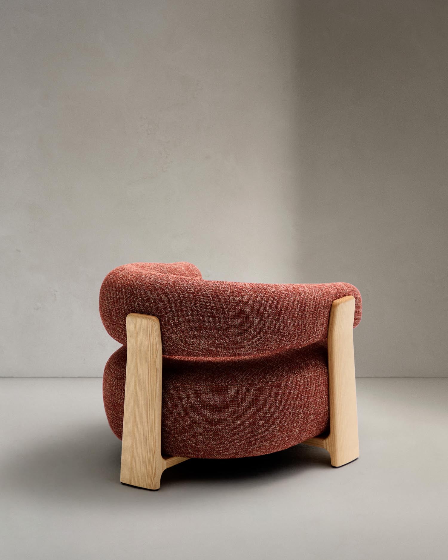 Eleganter Sessel in terrakottafarbener Chenille mit robusten Eschenholzbeinen, perfekt für stilvolle Wohnräume.