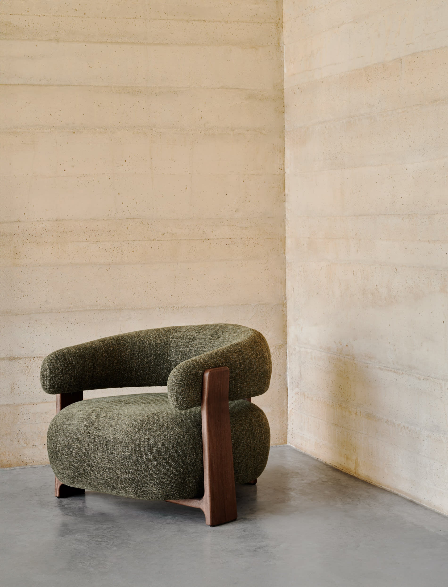 Eleganter Sessel Granite mit grünem Chenille-Bezug, FSC-zertifizierten Eschenholzbeinen im Walnuss-Finish, stilvoll und nachhaltig.