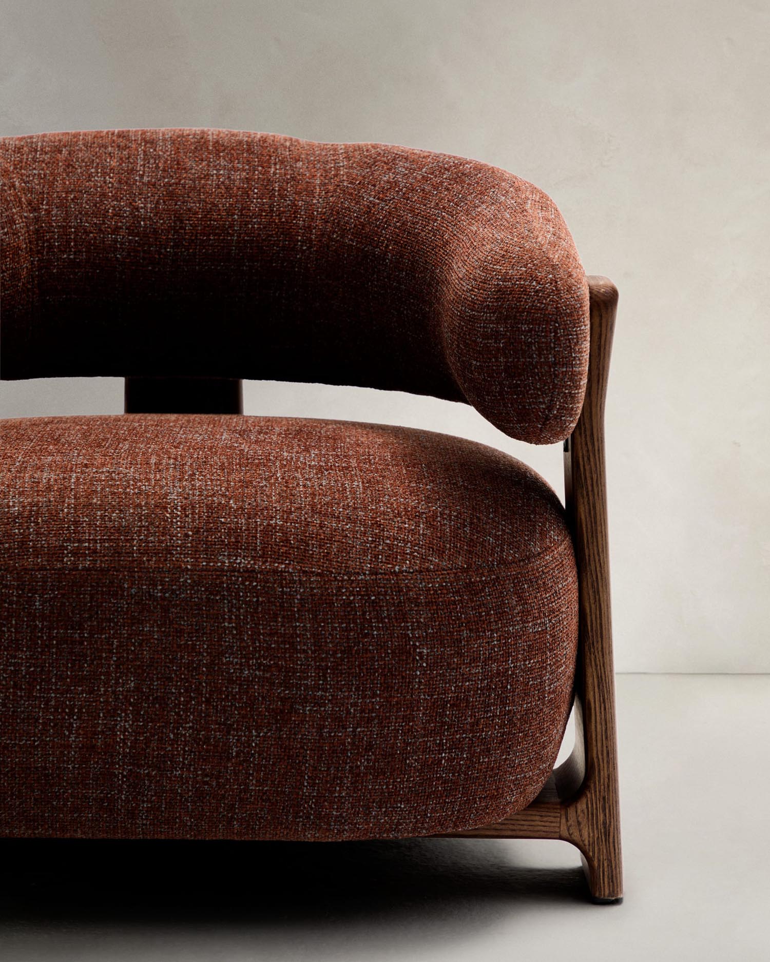 Erleben Sie den Sessel Granite: Luxuriöser Chenille-Stoff, robuste Eschenholzbeine mit elegantem Walnuss-Finish – der perfekte Akzent für jedes Interieur.