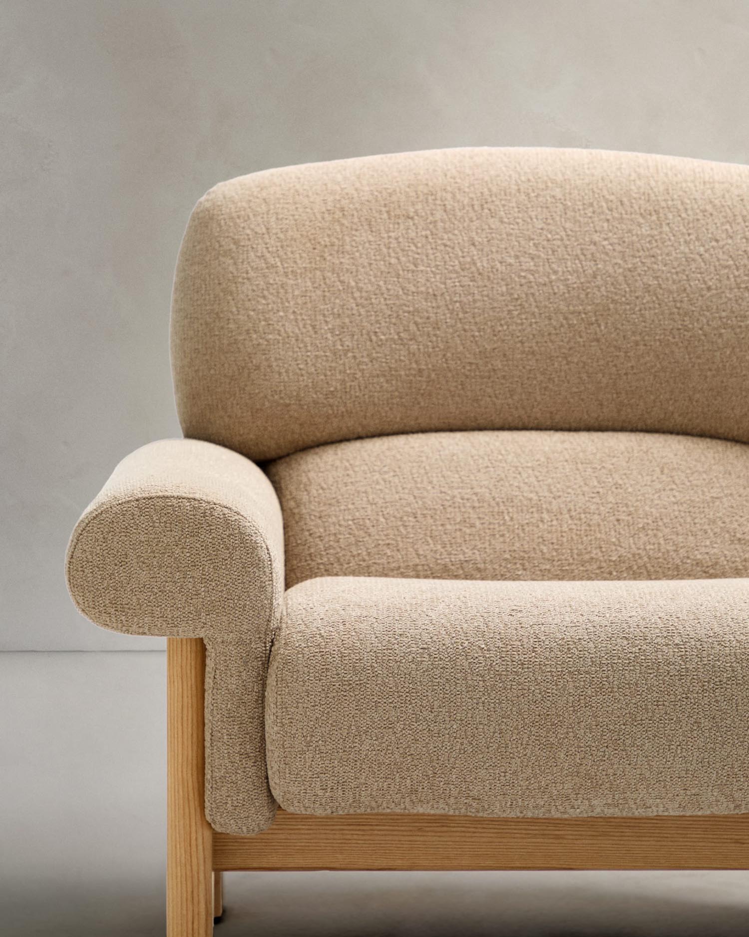 Sessel Nema: Eleganter Chenillebezug in sanftem Beige, robuste Beine aus massivem Eschenholz, perfekt für stilvolle und nachhaltige Wohnräume.