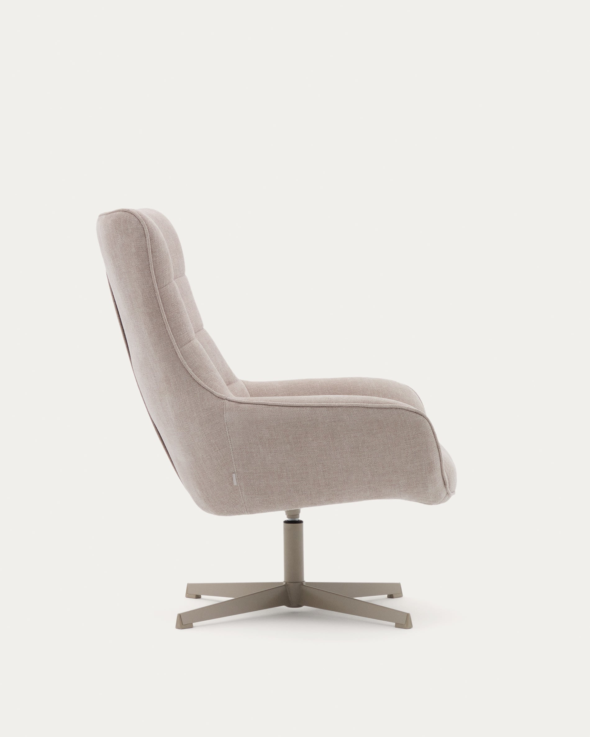 Der Sessel Teryl vereint elegantes Design mit nachhaltiger Qualität: Beigefarbene Chenille trifft auf graue Metallbeine, FSC-zertifiziert.