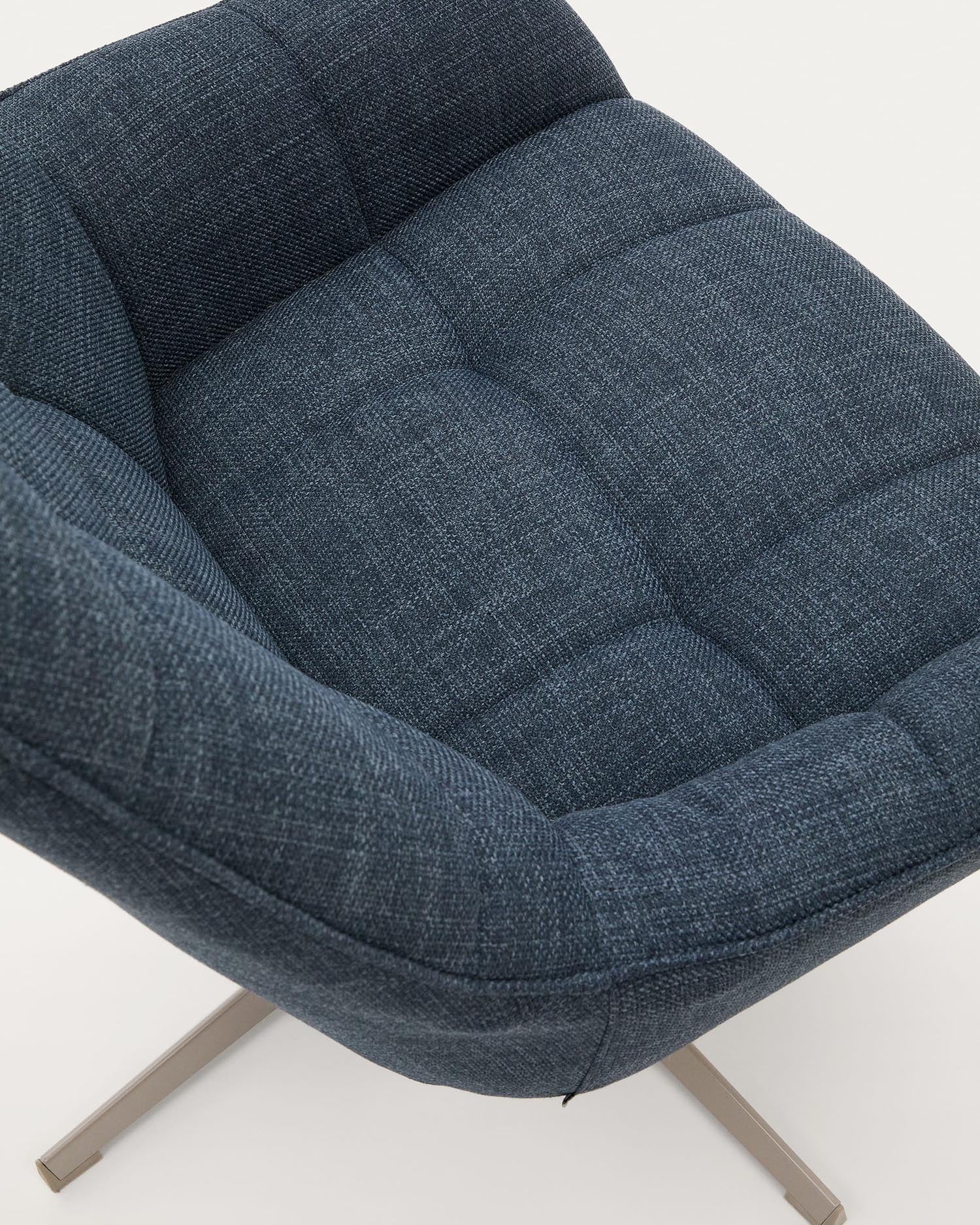 Moderner Drehsessel Jaspe in Blau mit grauer Metallbasis, FSC-zertifiziert. Perfekt für stilvolle und nachhaltige Wohnräume.