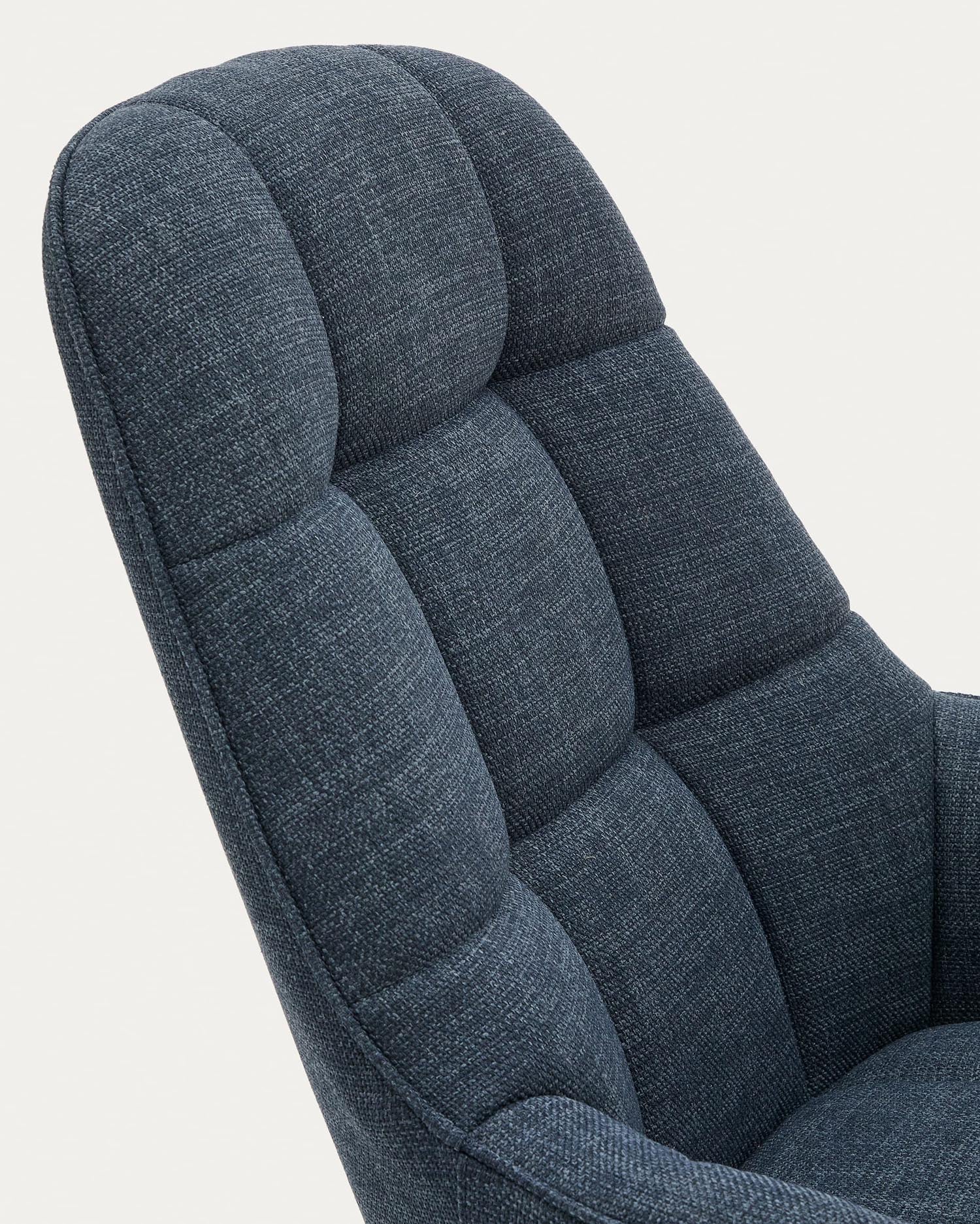 Entdecken Sie den eleganten Drehsessel Jaspe in modernem Blau mit stabiler grauer Metallbasis. Ideal für stilvolle Wohnräume und nachhaltig produziert.