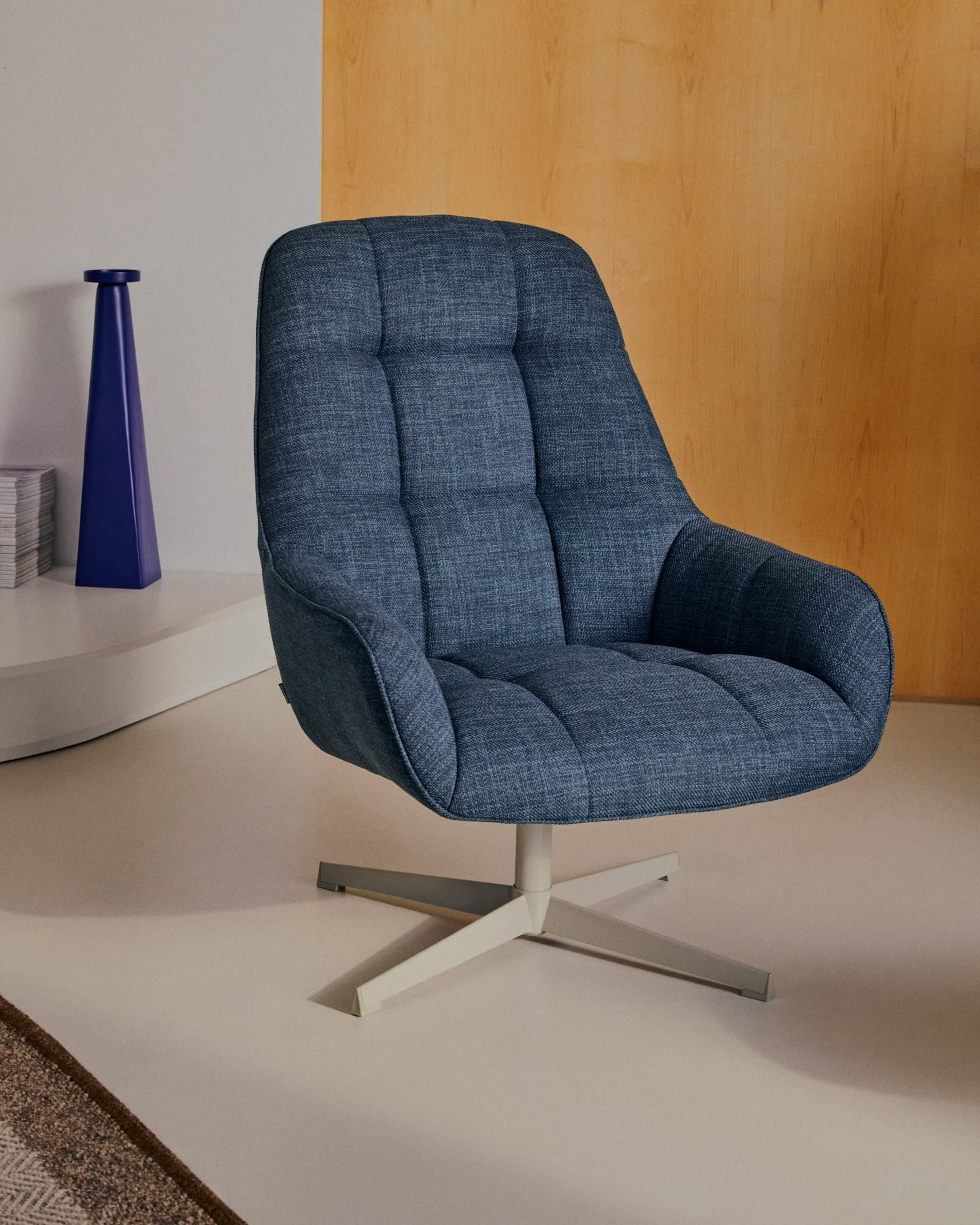 Moderner Drehsessel Jaspe in Blau mit grauer Oberfläche und Metallfuss, FSC-zertifiziert, von Kave Home, perfekt für stilvolle Räume.