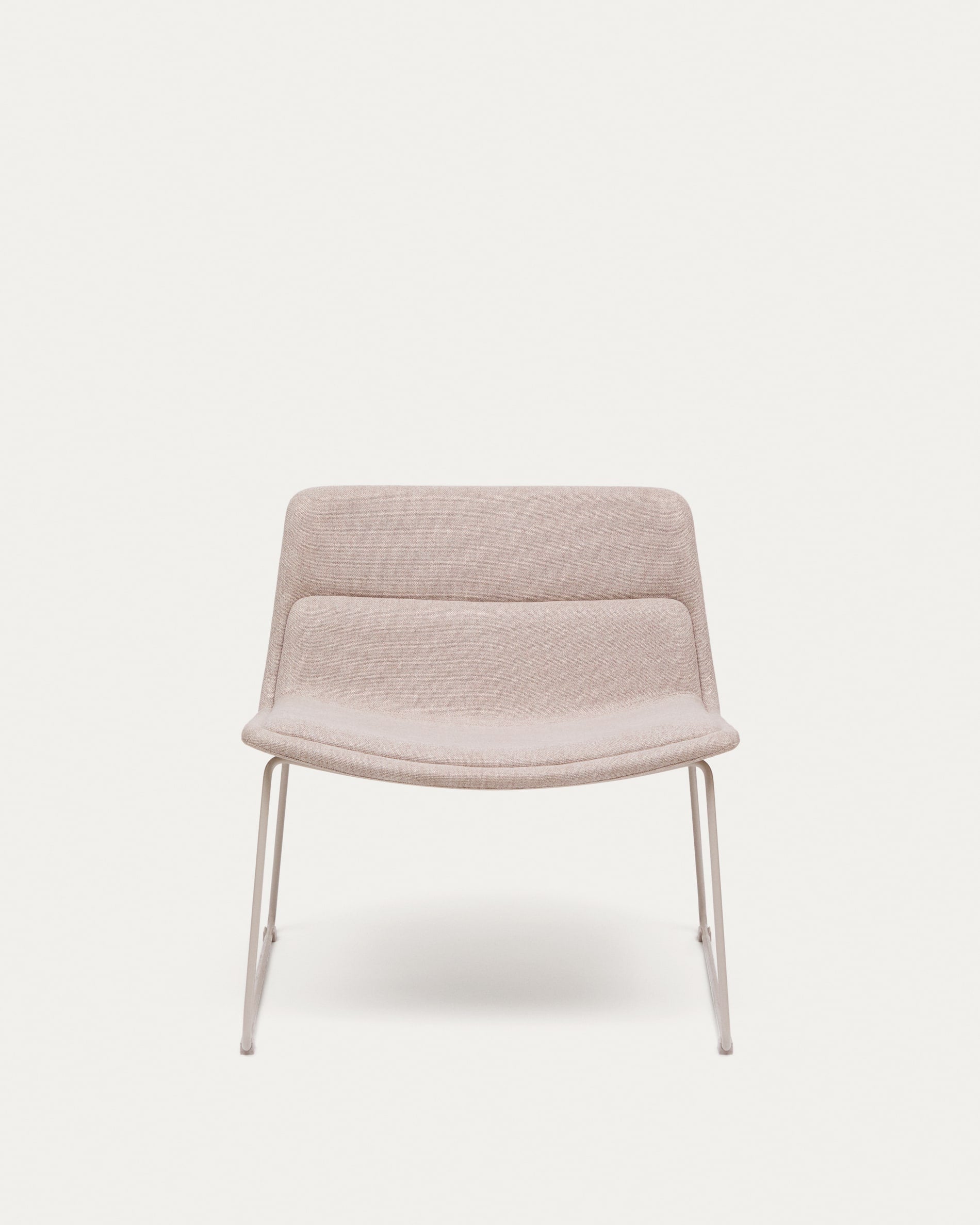 Beiger Sessel Zahara von Kave Home, gefertigt aus FSC-zertifiziertem Stahl, vereint modernes Design mit nachhaltiger Qualität.