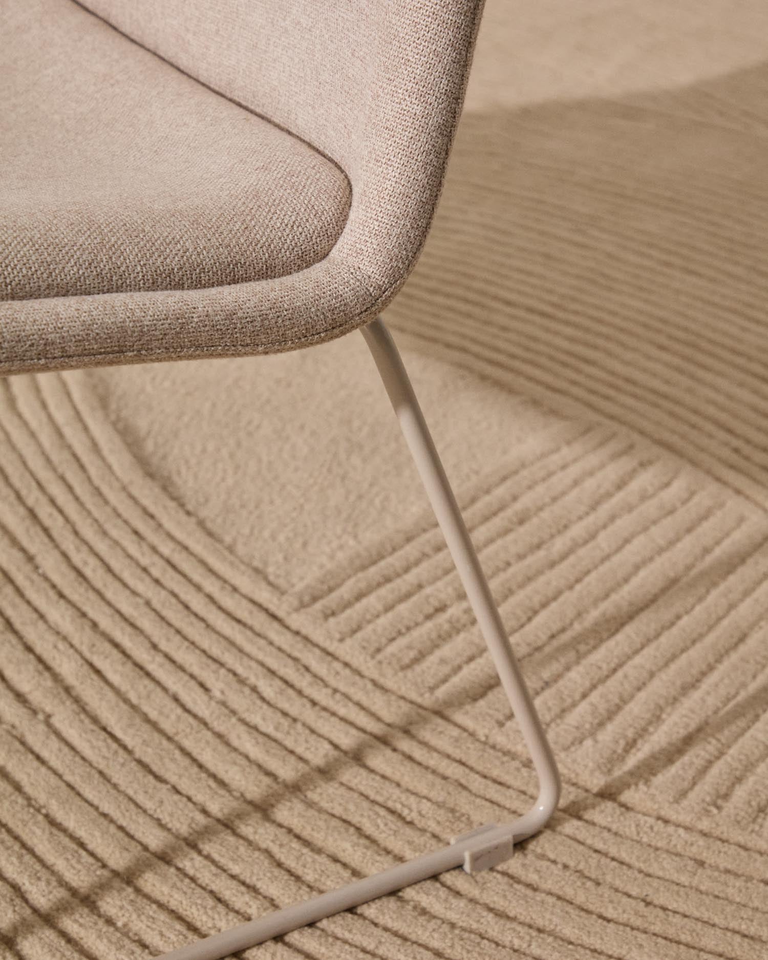 Eleganter Sessel Zahara in Beige mit stabilem Stahlgestell und FSC-zertifiziertem Holz, ideal für umweltbewusstes Wohnen.