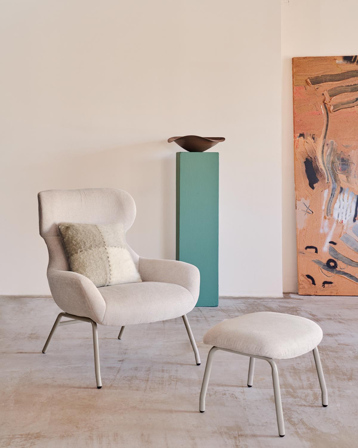 Elegante Belina Fussstütze: Beige Chenille & weisser Stahl von Kave Home.