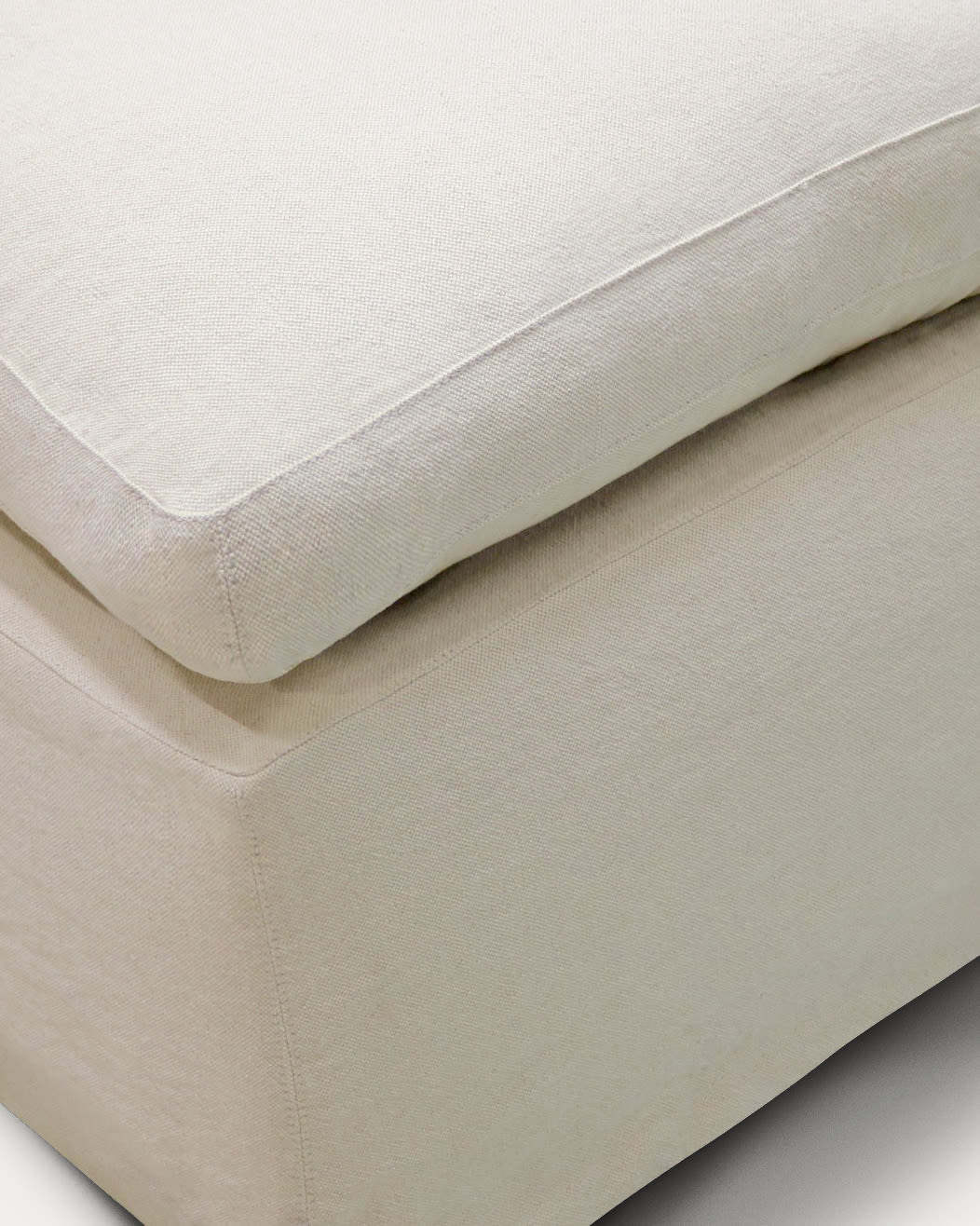 Entdecken Sie den eleganten Zenira Bezug für Fusshocker in Beige (90 x 90 cm) aus hochwertiger Baumwolle und Leinen – ideal für Ihr Zuhause.