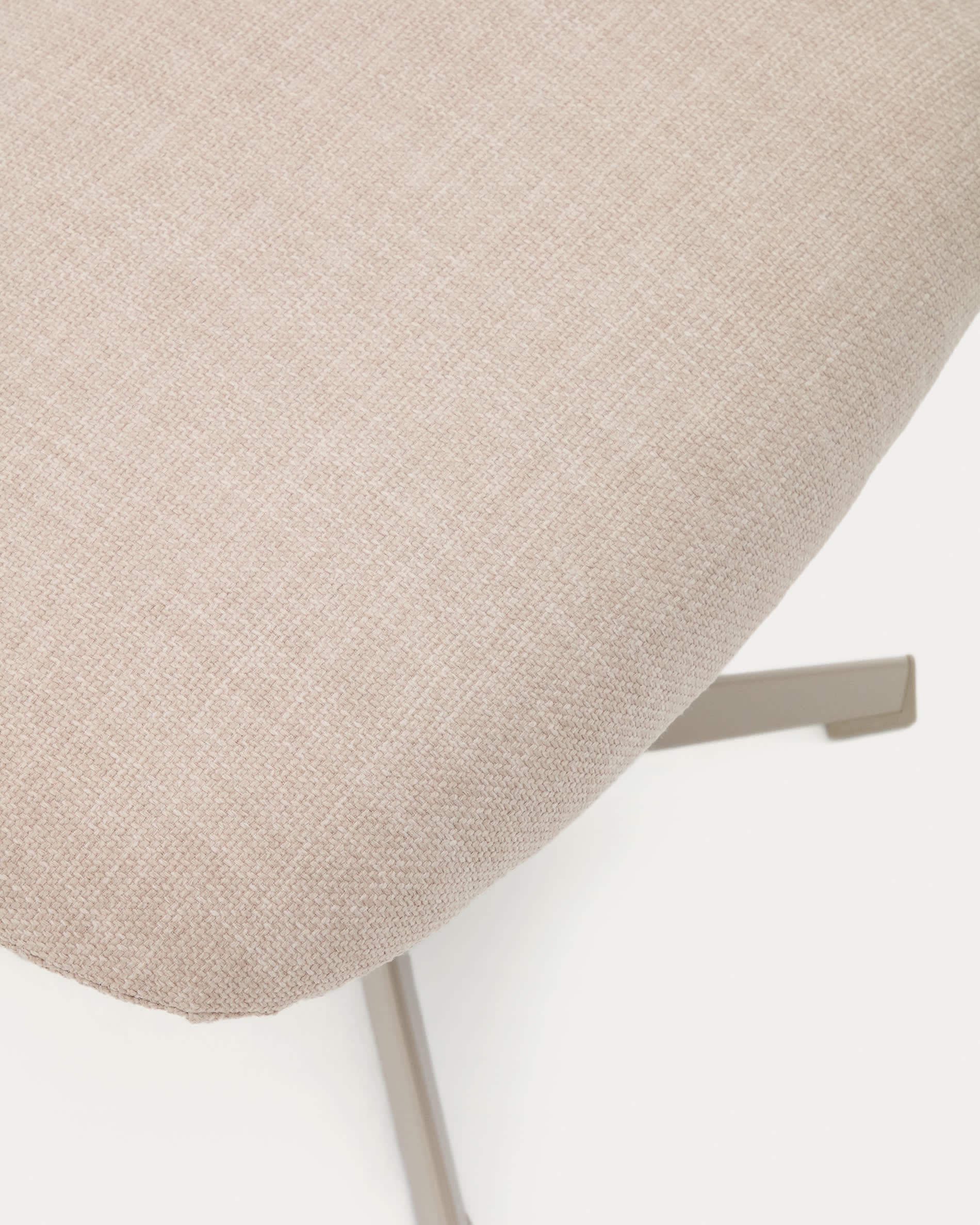 Stilvolle Fussstütze Teryl aus weichem Chenille in Beige und robustem grauem Metall, ideal für Komfort und nachhaltigen Wohnstil.