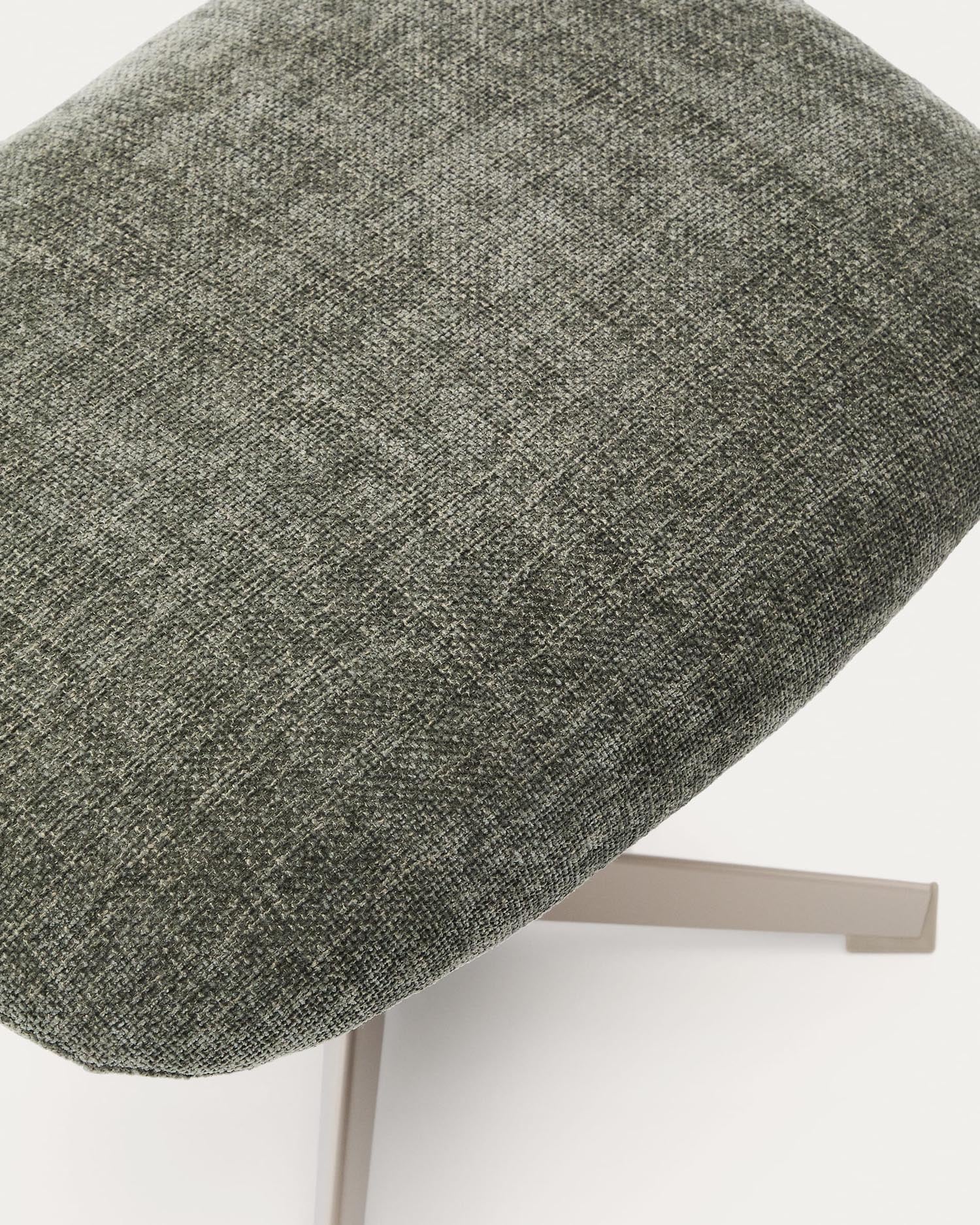 Moderne Fussstütze Teryl aus grünem Chenille und grauem Metall, FSC-zertifiziert von Kave Home. Ideal für stilvolle und nachhaltige Einrichtung.