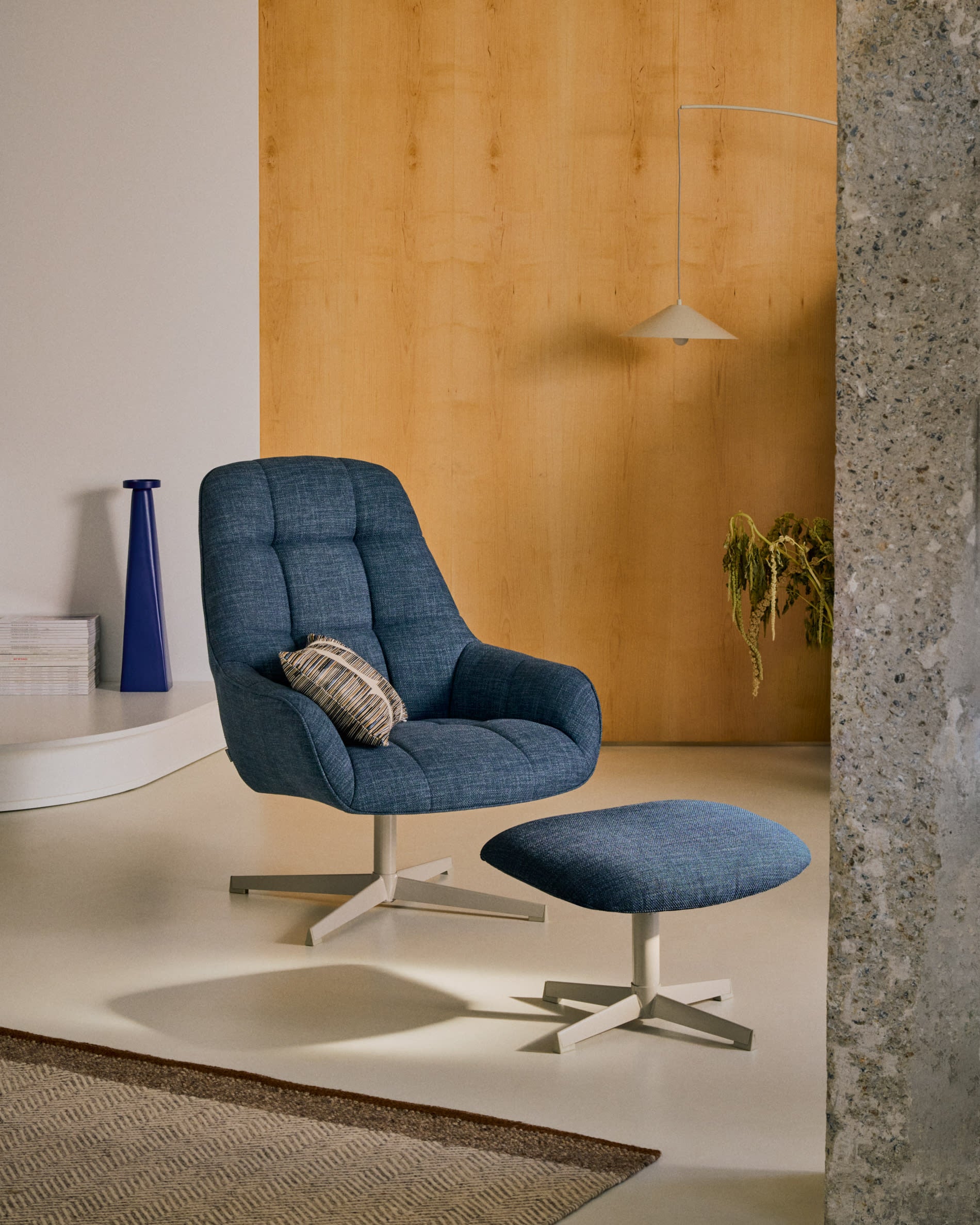 Stilvolle Fussstütze in Blau mit robustem Metallrahmen und grauer Oberfläche, gefertigt aus FSC-zertifiziertem Holz.