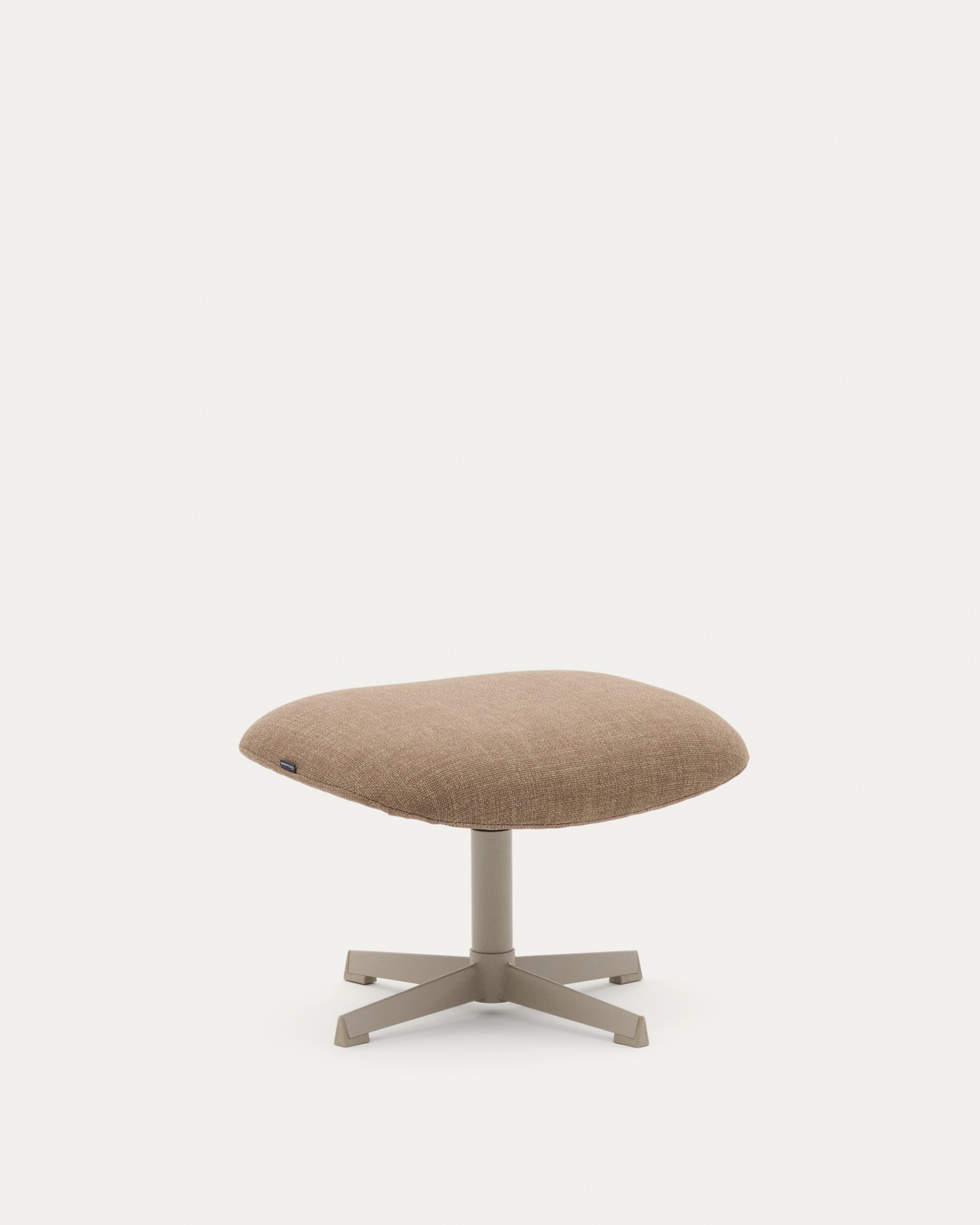 3D-Modell der eleganten Fussstütze Jaspe: hellbrauner Stoff, graues Metall, FSC 100%, stilvoll und vielseitig von Kave Home.
