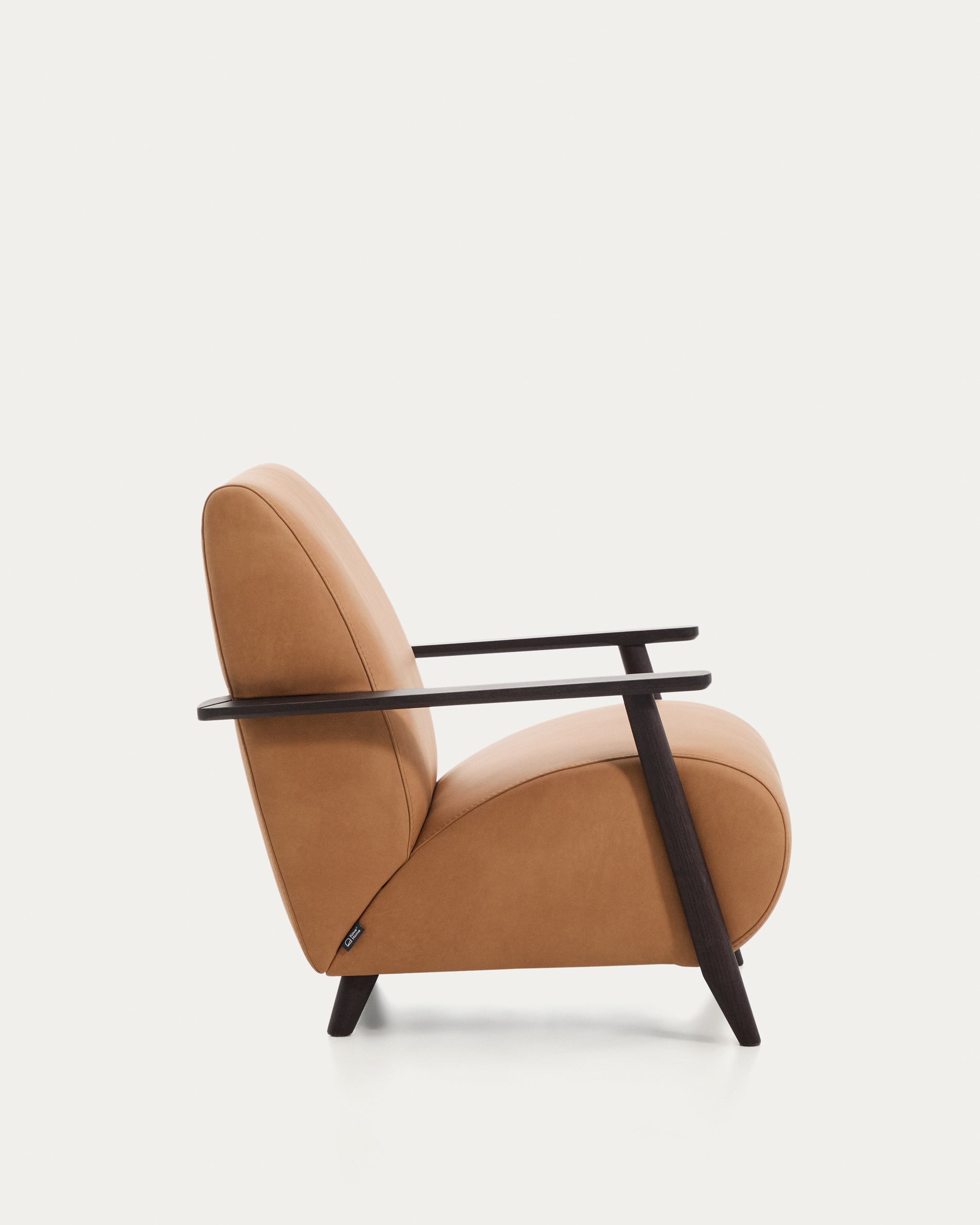 Eleganter Sessel Meghan aus braunem Leder und robustem Eschenholz mit Wenge-Finish, ideal für stilvolle Wohnräume.