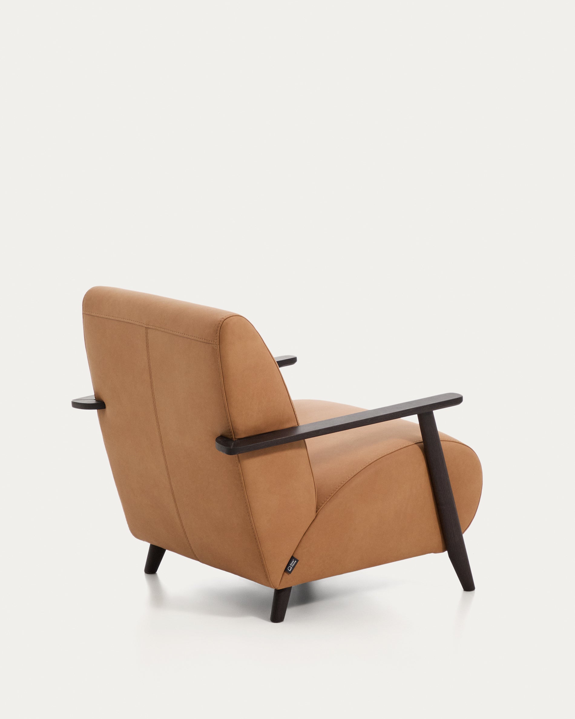 Stilvoller Sessel Meghan in braunem Leder, kombiniert mit massivem Eschenholz in Wenge-Finish, perfekt für moderne Wohnkonzepte.